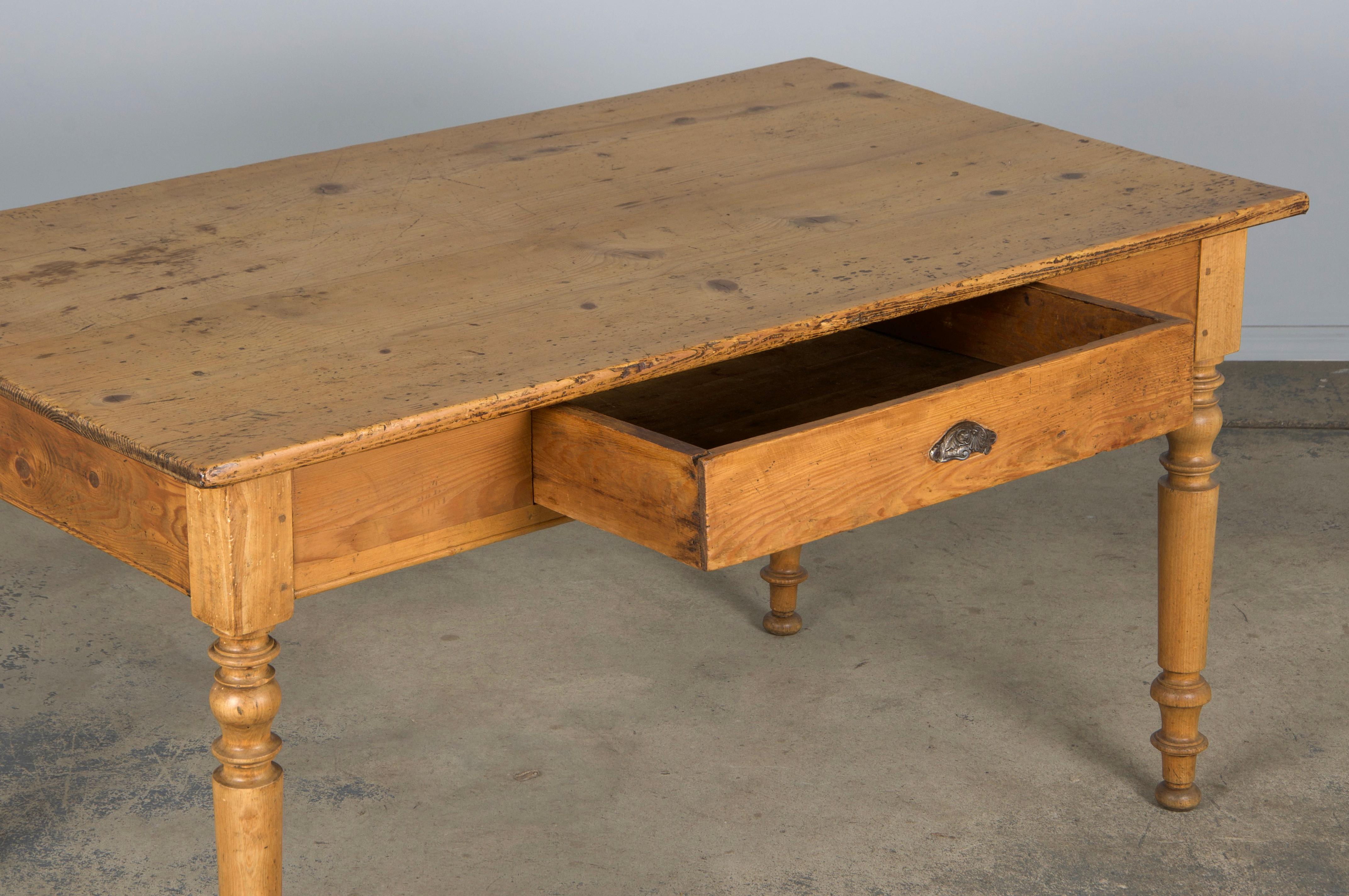 Antique Country French Provincial Mesa de granja de pino en venta 3