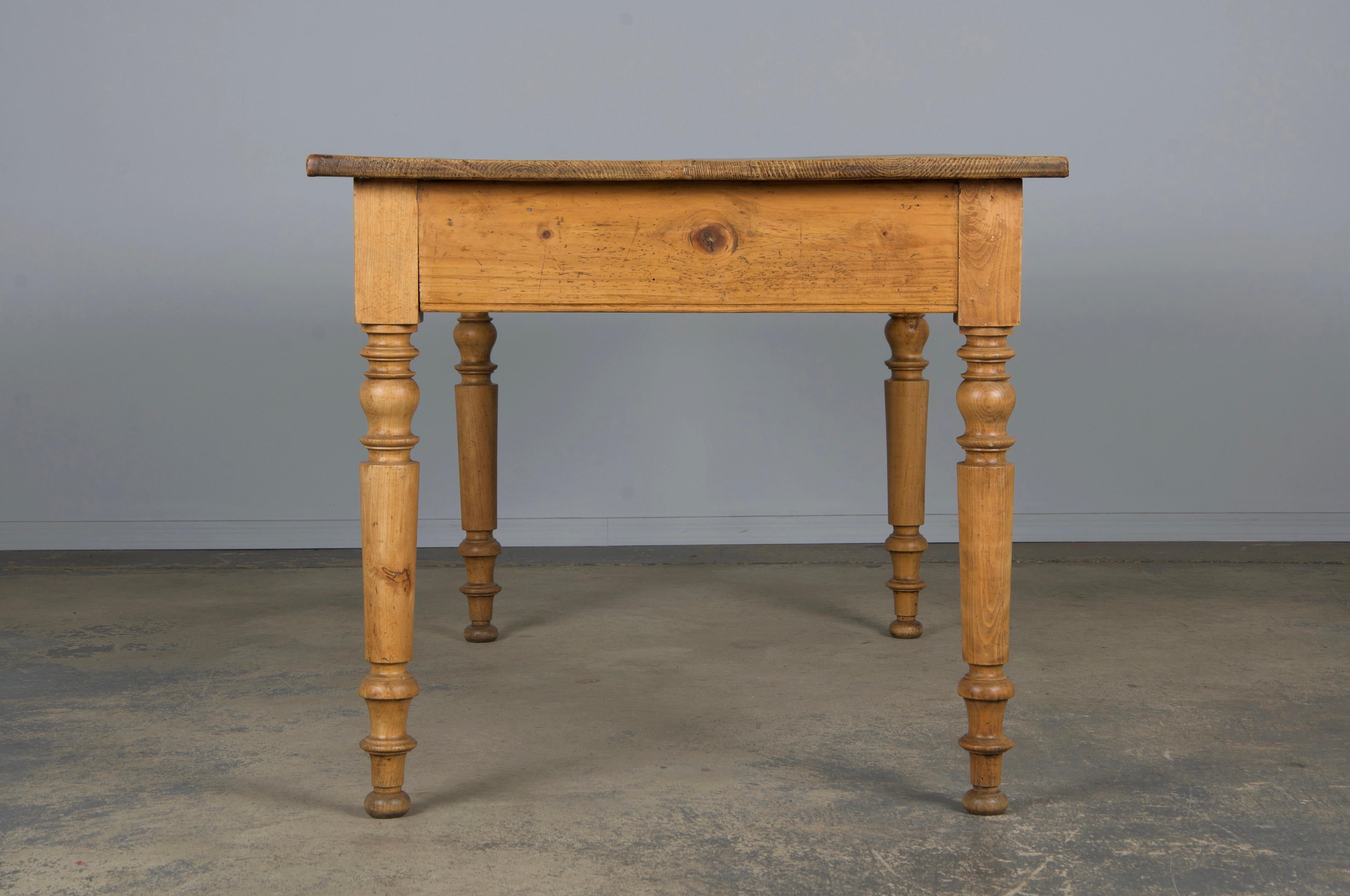 Antique Country French Provincial Mesa de granja de pino en venta 4