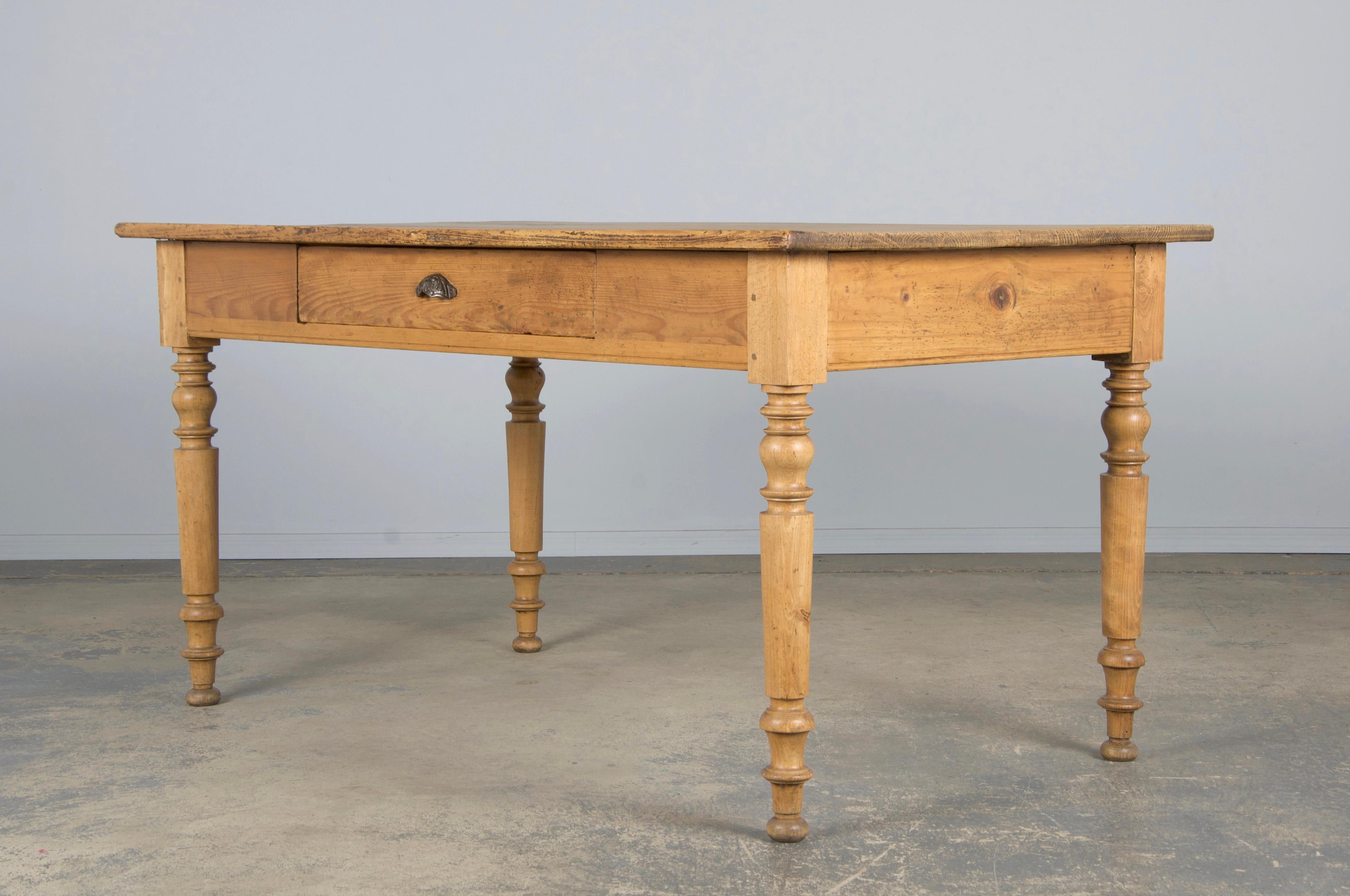 Antique Country French Provincial Mesa de granja de pino en venta 7