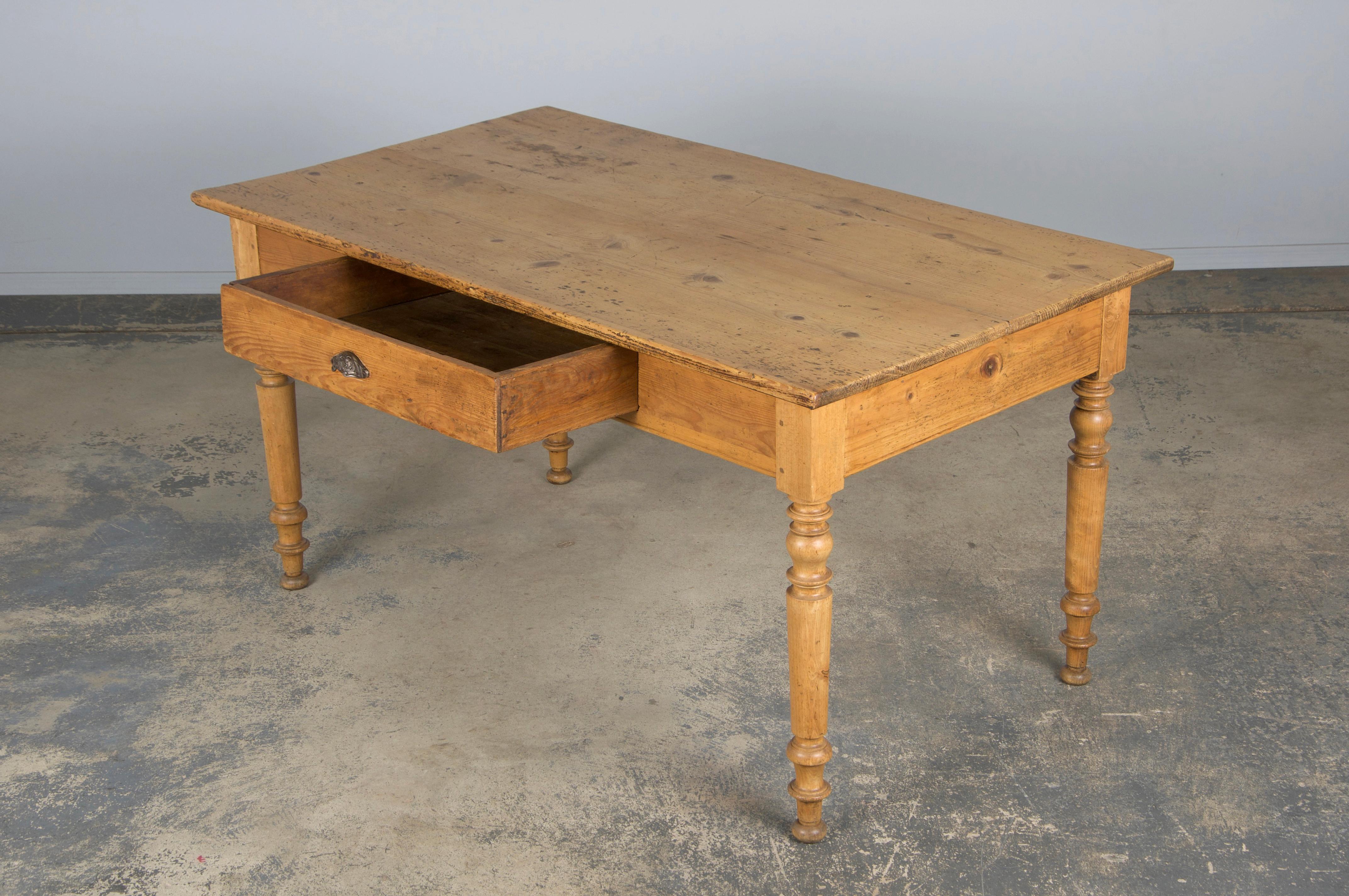 Antique Country French Provincial Mesa de granja de pino en venta 9
