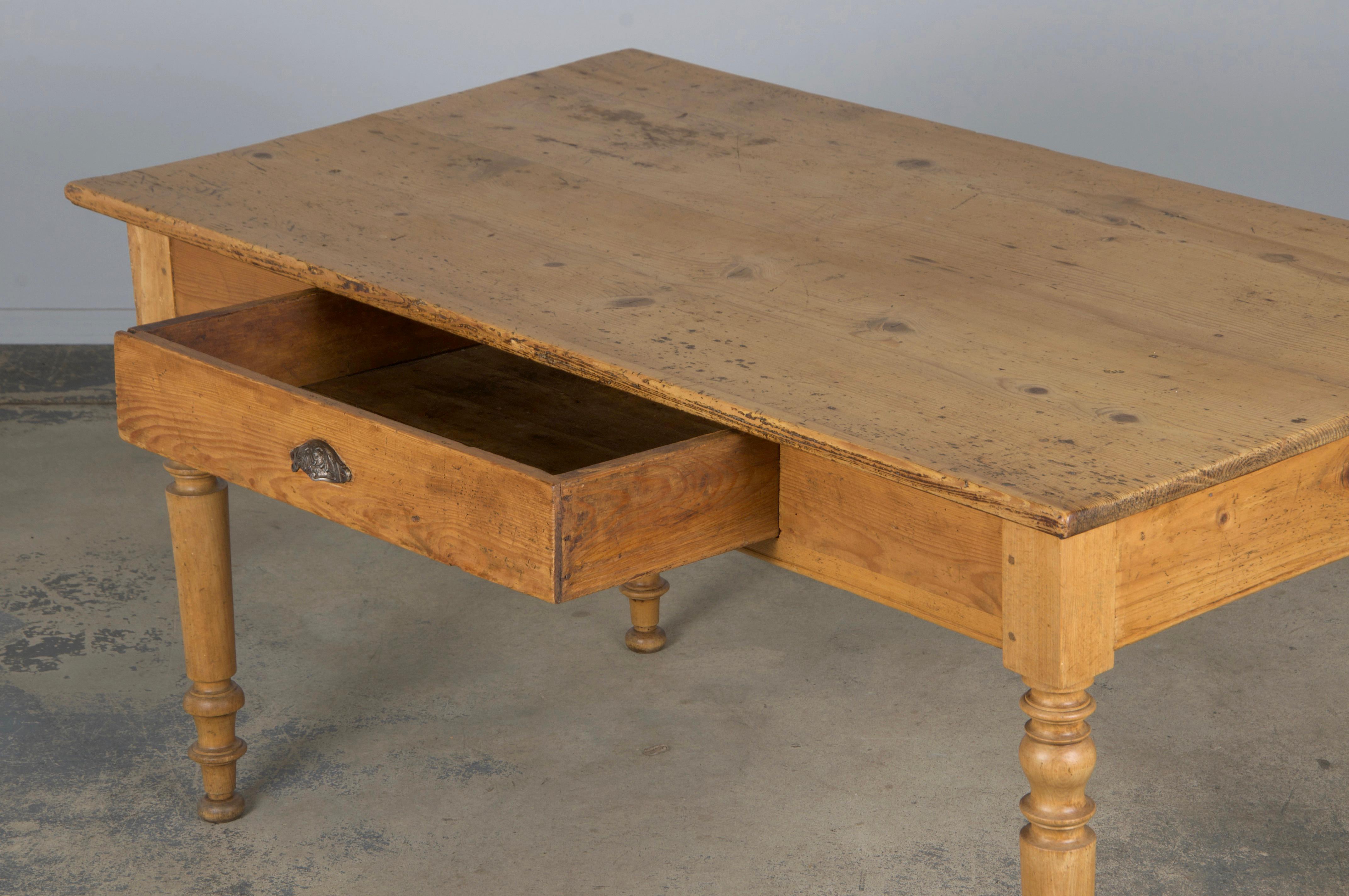 Antique Country French Provincial Mesa de granja de pino en venta 10