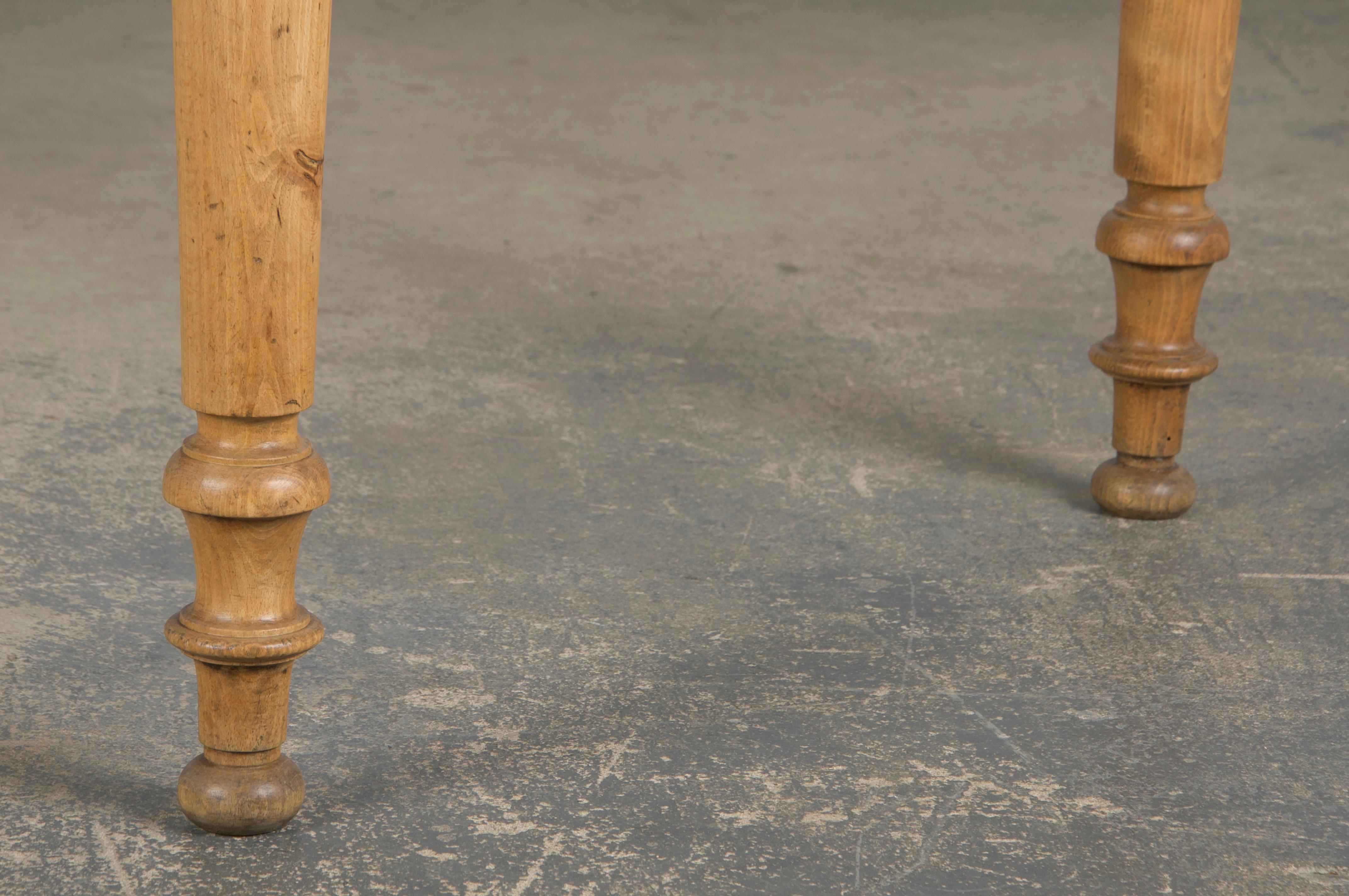 Antique Country French Provincial Mesa de granja de pino en venta 11