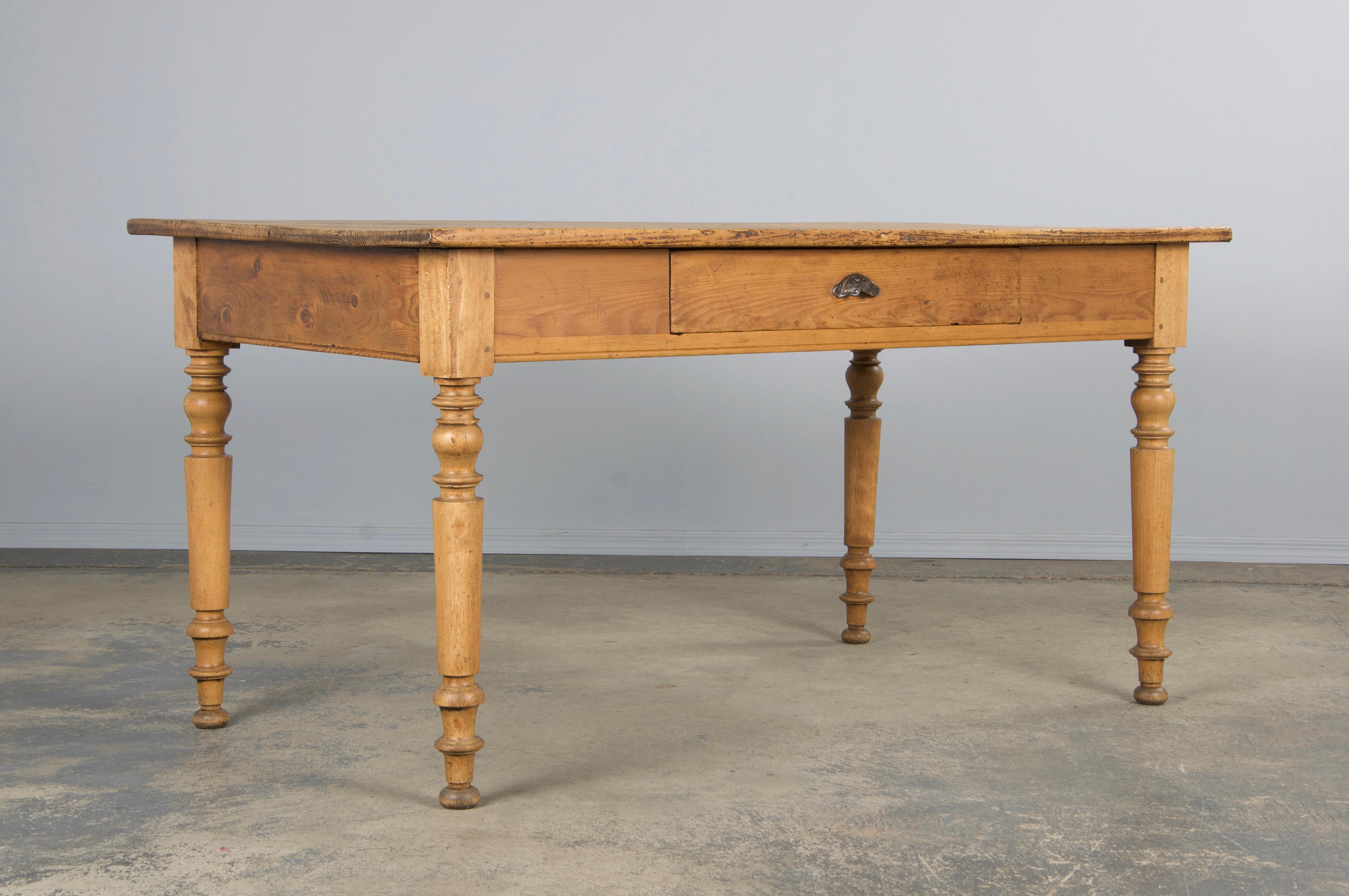 Antique Country French Provincial Mesa de granja de pino Cromo en venta