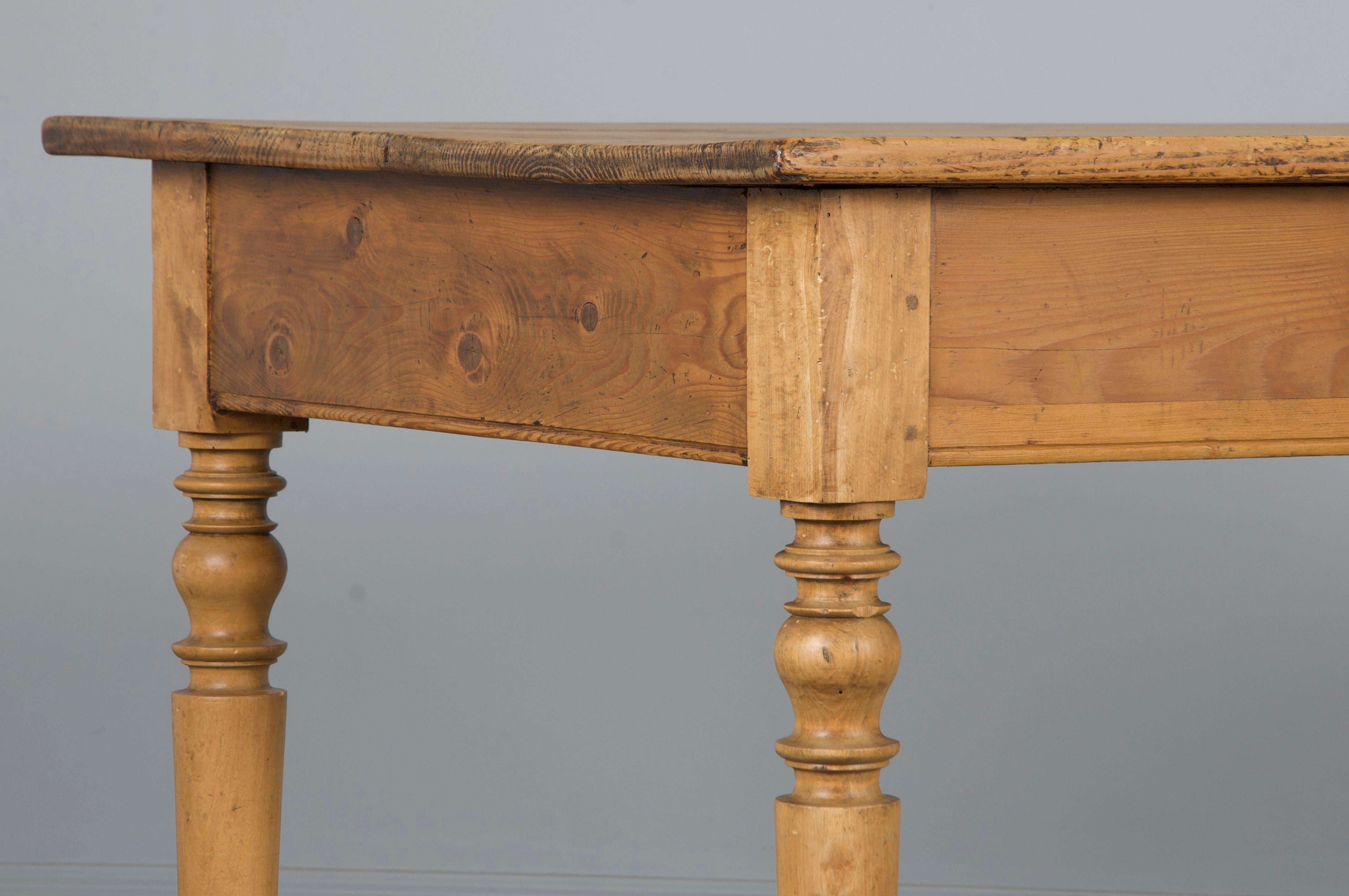Antique Country French Provincial Mesa de granja de pino en venta 1