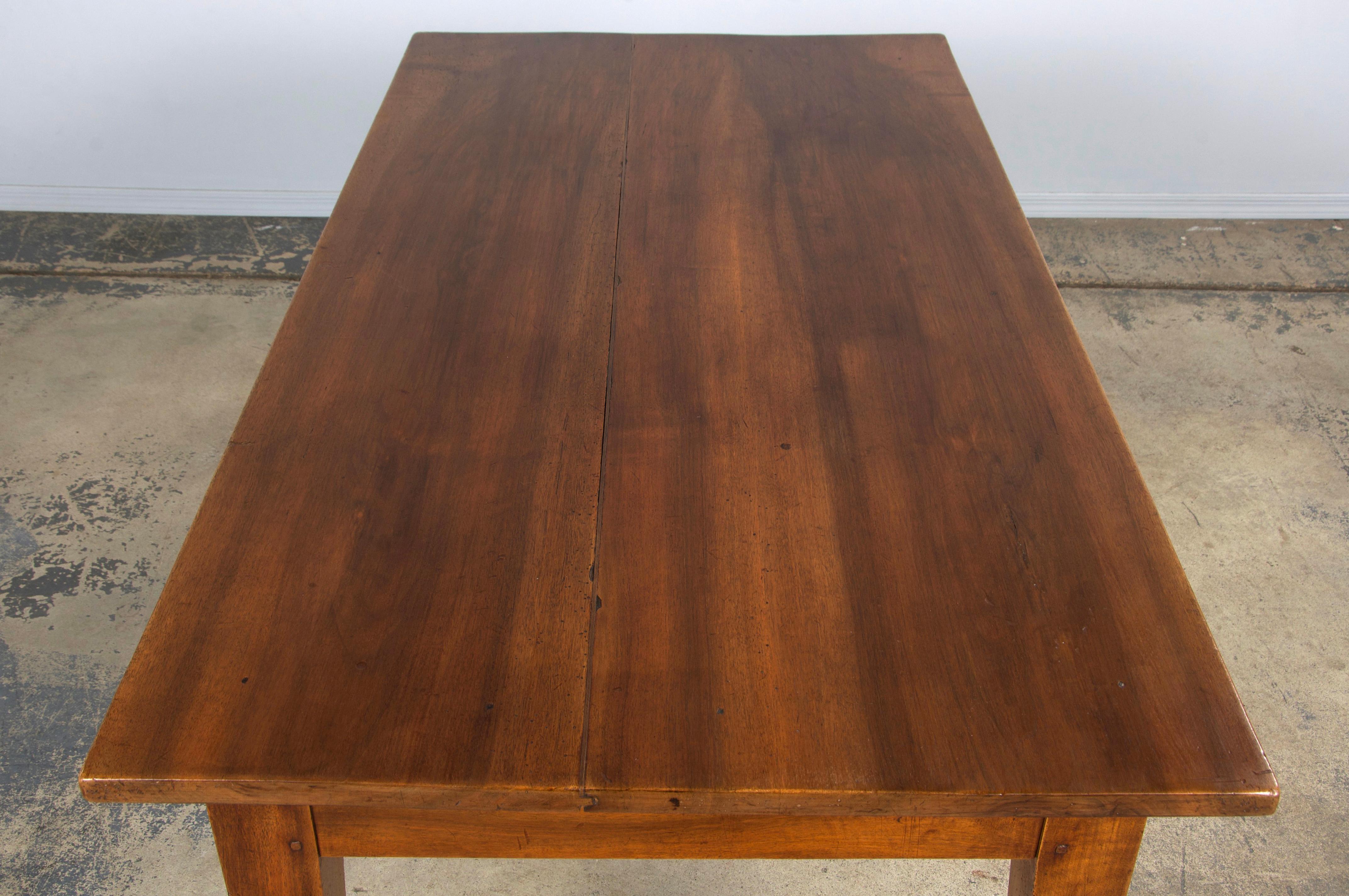 Antique Country French Provincial Mesa de granja de nogal en venta 2