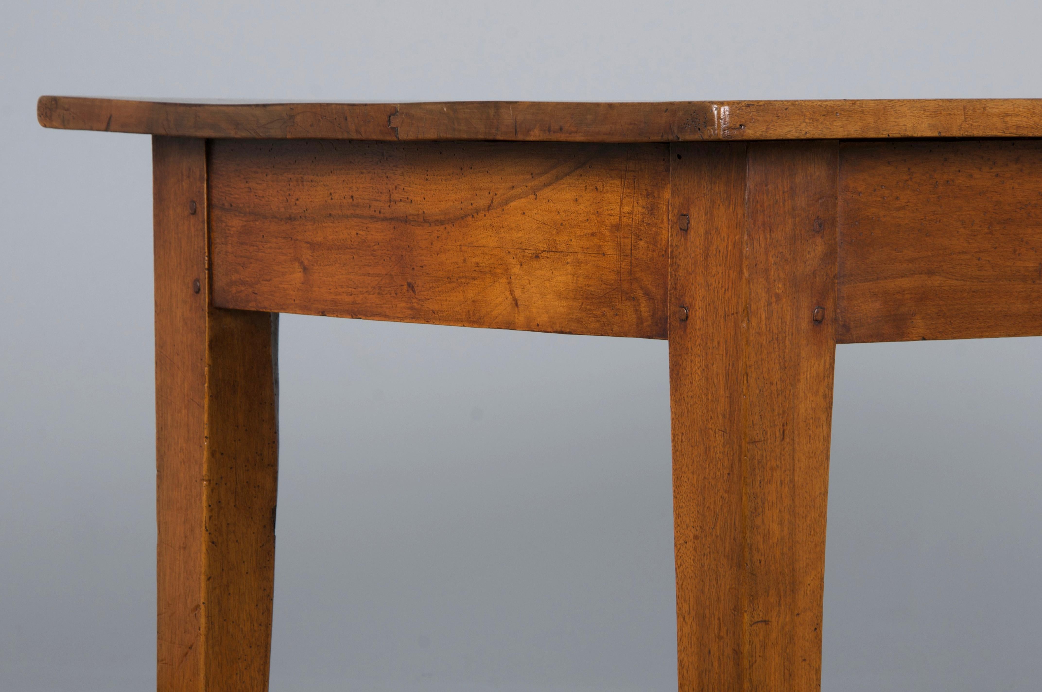 Una elegante y encantadora mesa de granja francesa de finales del siglo XIX, perfecta como mesa de cocina, pequeña mesa de comedor o escritorio. Procedente de Provenza (Francia) y fabricado a mano en nogal macizo con una tapa rectangular de dos