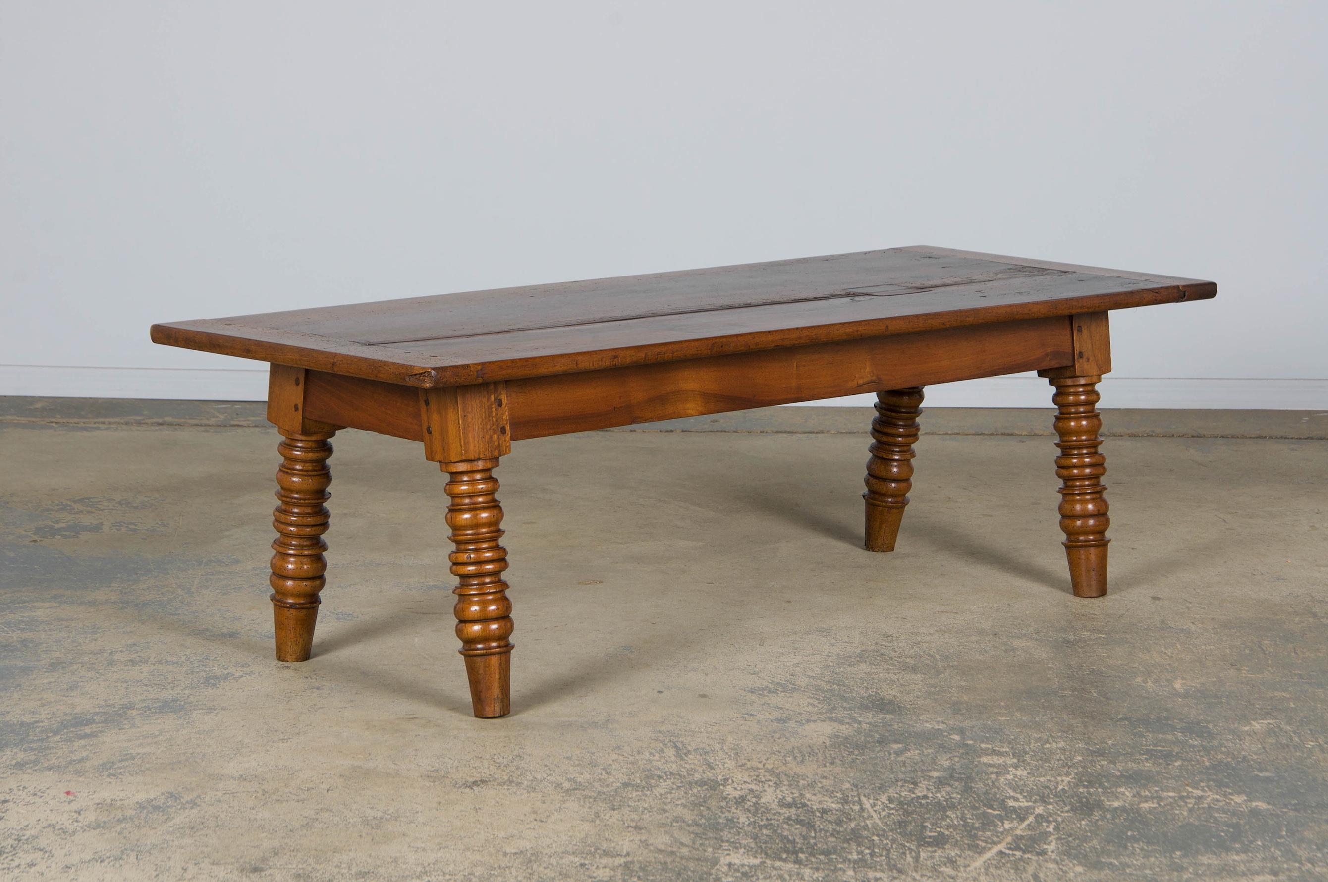 Antique Country French Provincial Walnut Farmhouse Coffee Table in vendita 2
