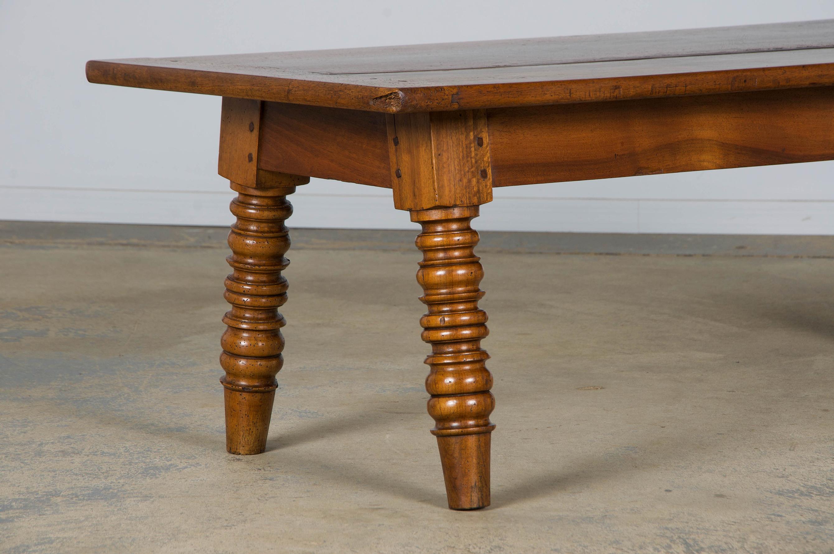 Antique Country French Provincial Walnut Farmhouse Coffee Table in vendita 3