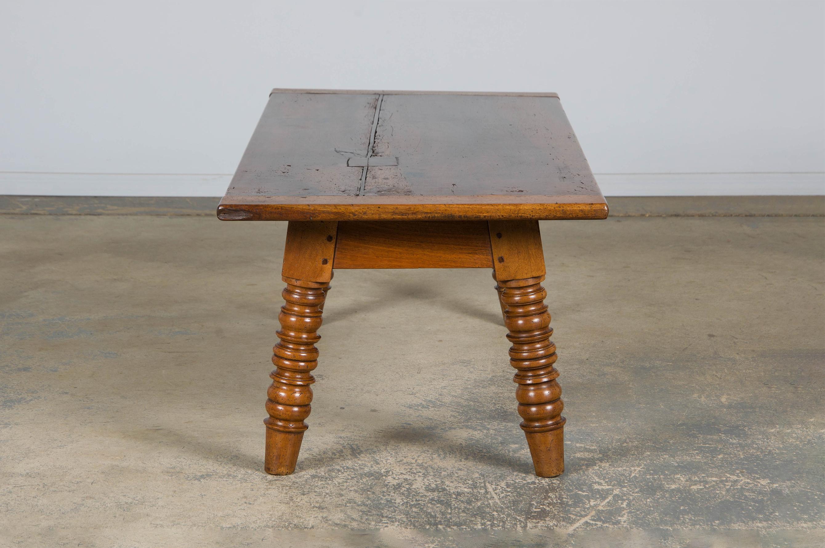 Antique Country French Provincial Walnut Farmhouse Coffee Table in vendita 4