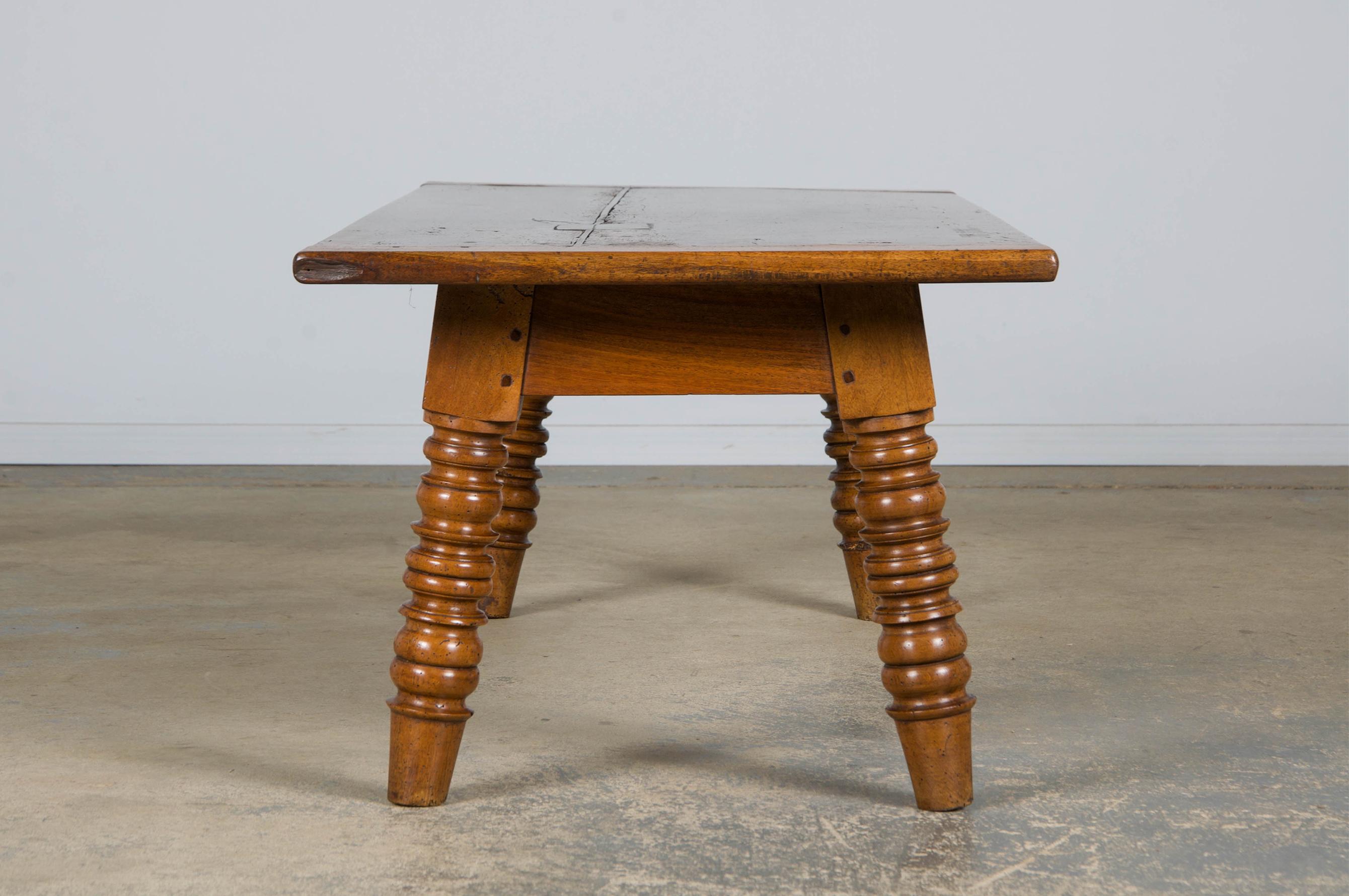 Antique Country French Provincial Walnut Farmhouse Coffee Table in vendita 5