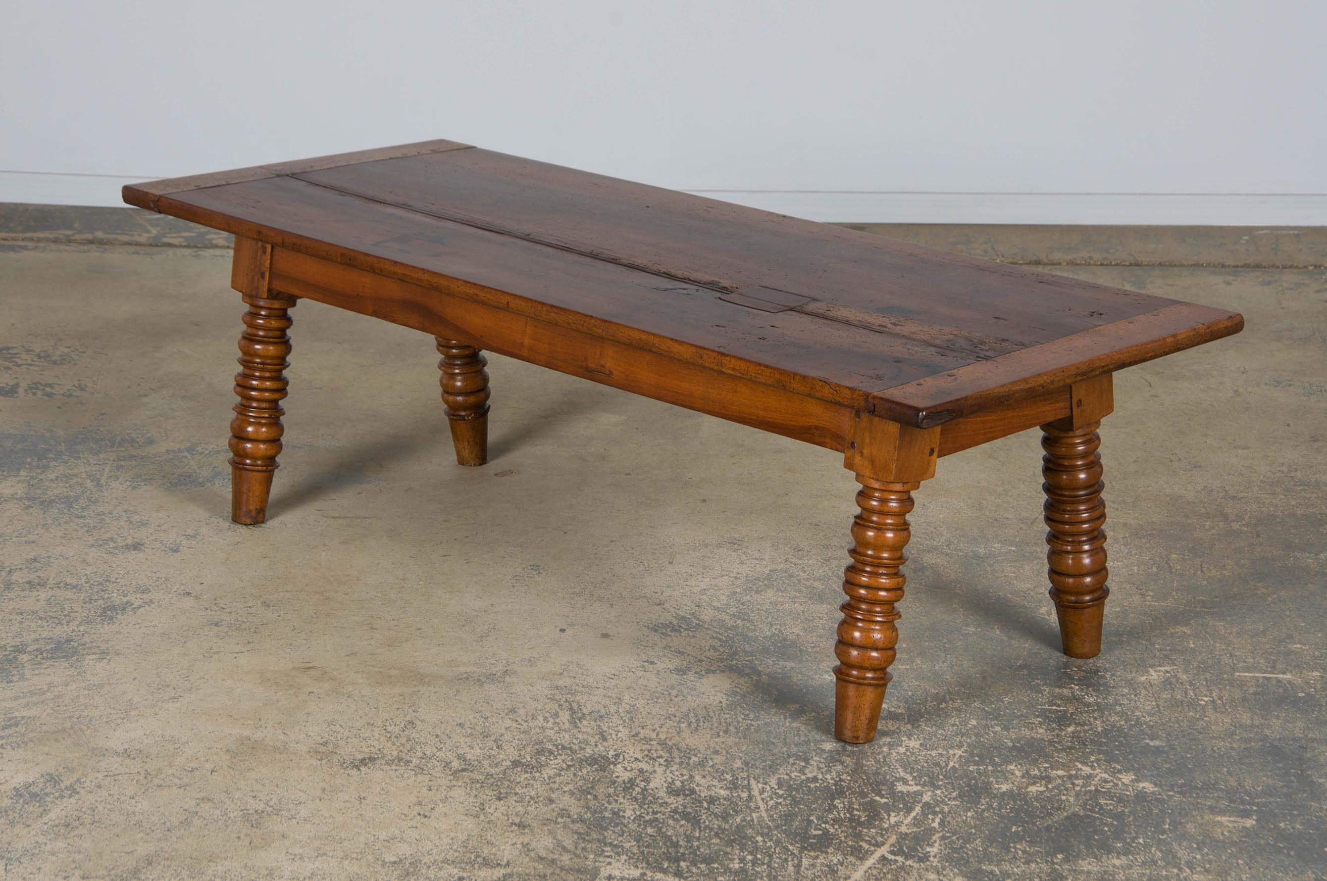 Antique Country French Provincial Walnut Farmhouse Coffee Table in vendita 7