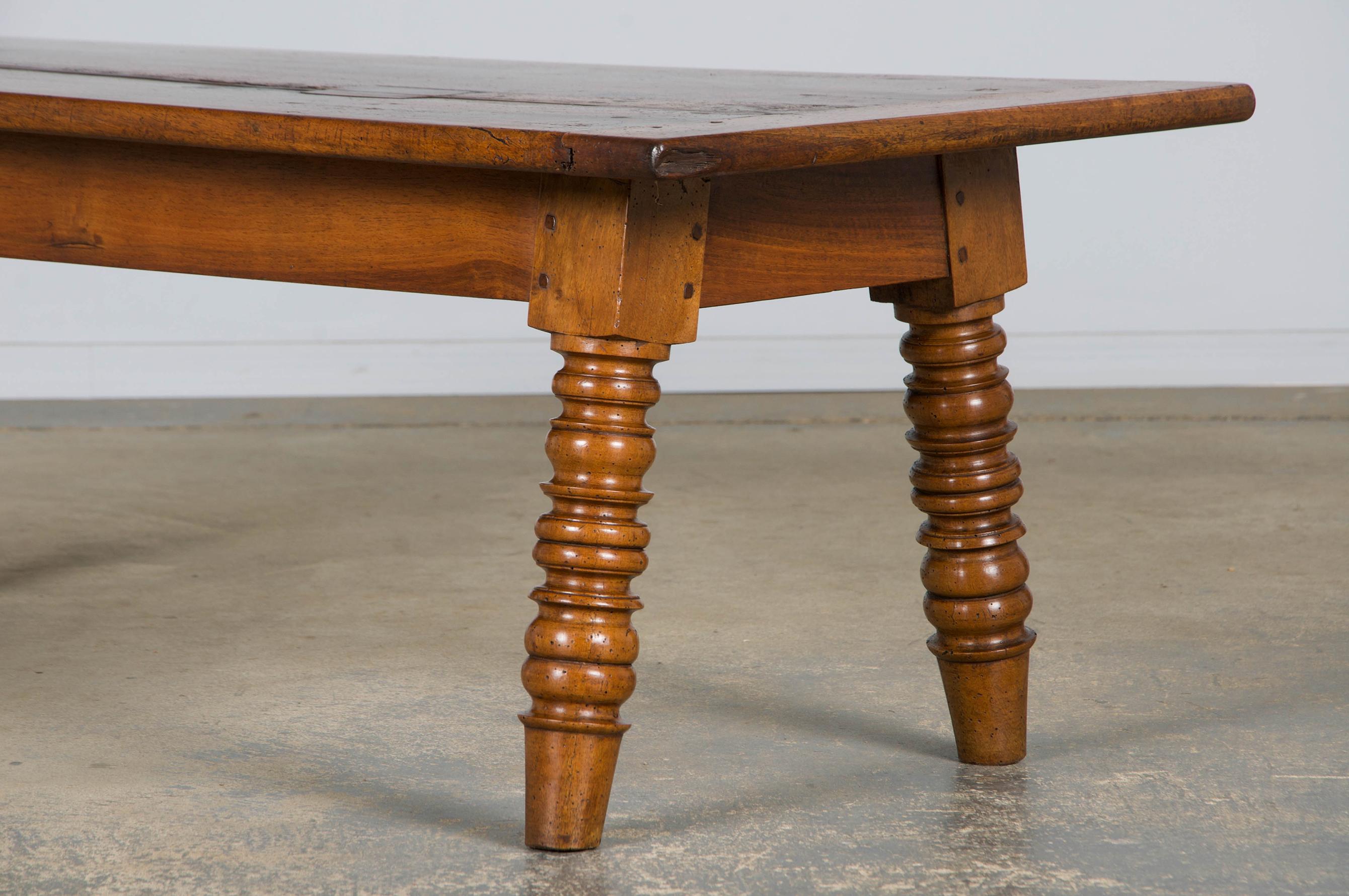Antique Country French Provincial Walnut Farmhouse Coffee Table in vendita 8