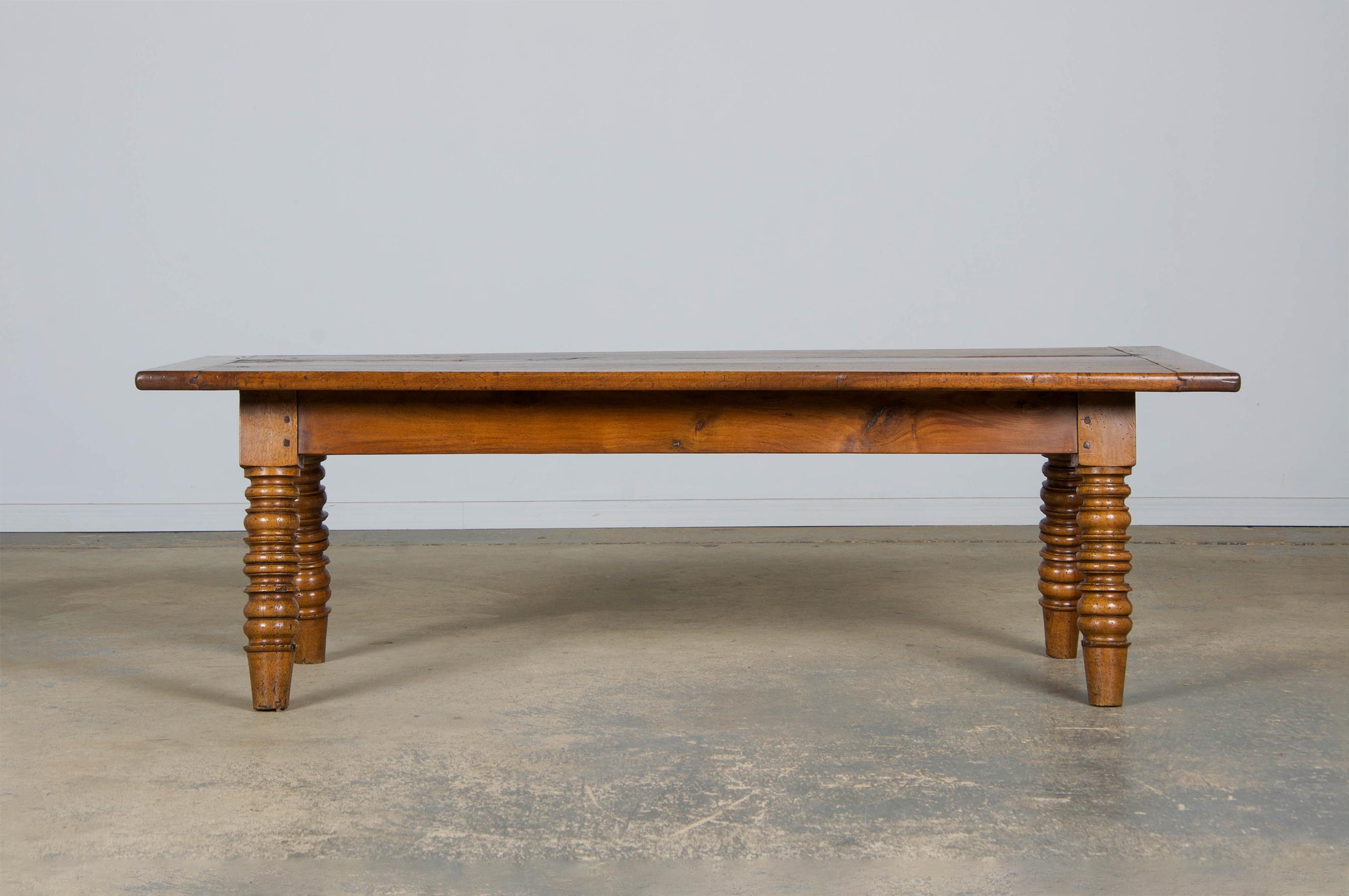 Antique Country French Provincial Walnut Farmhouse Coffee Table in vendita 9