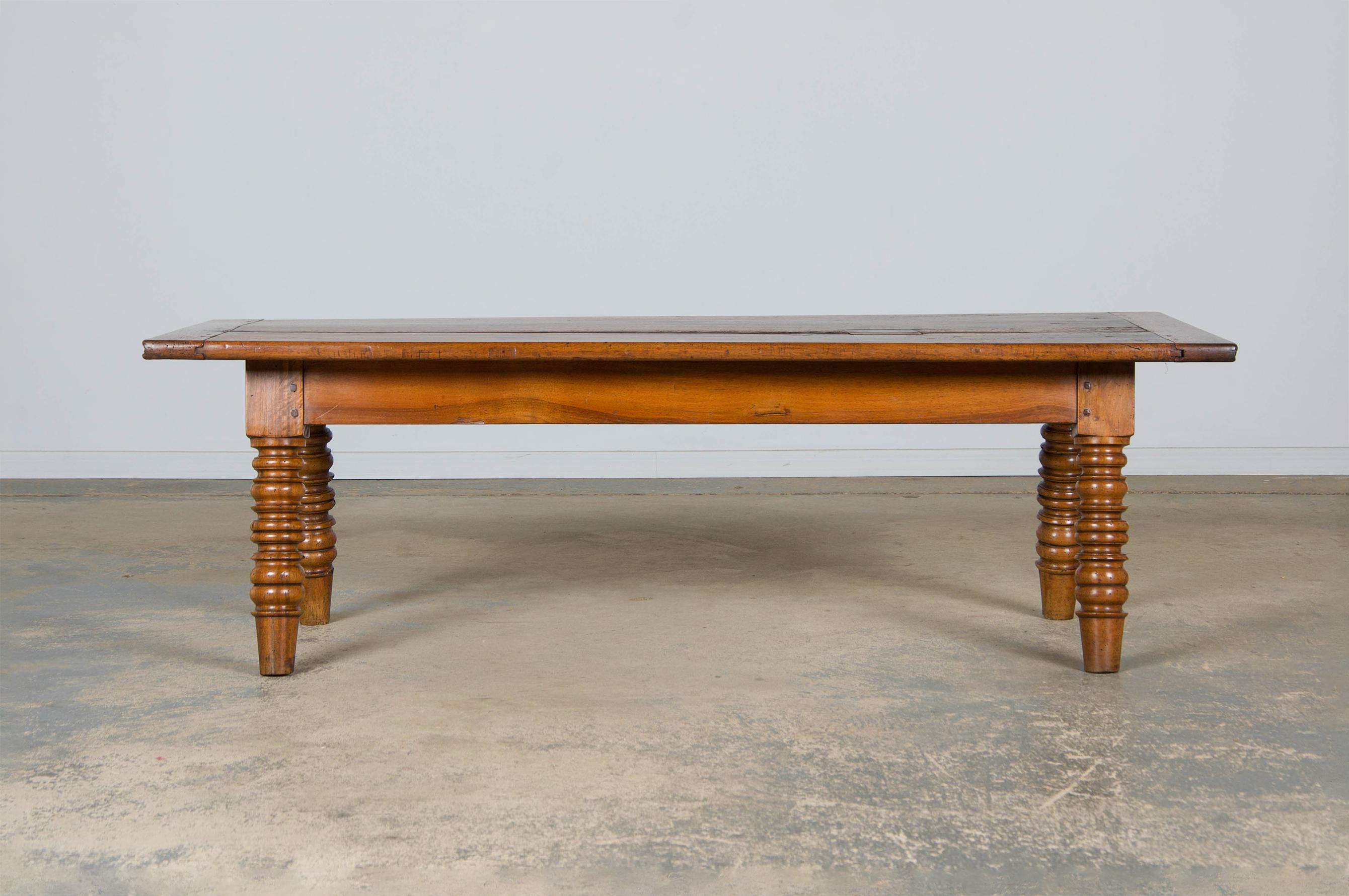 Stile provenzale Antique Country French Provincial Walnut Farmhouse Coffee Table in vendita
