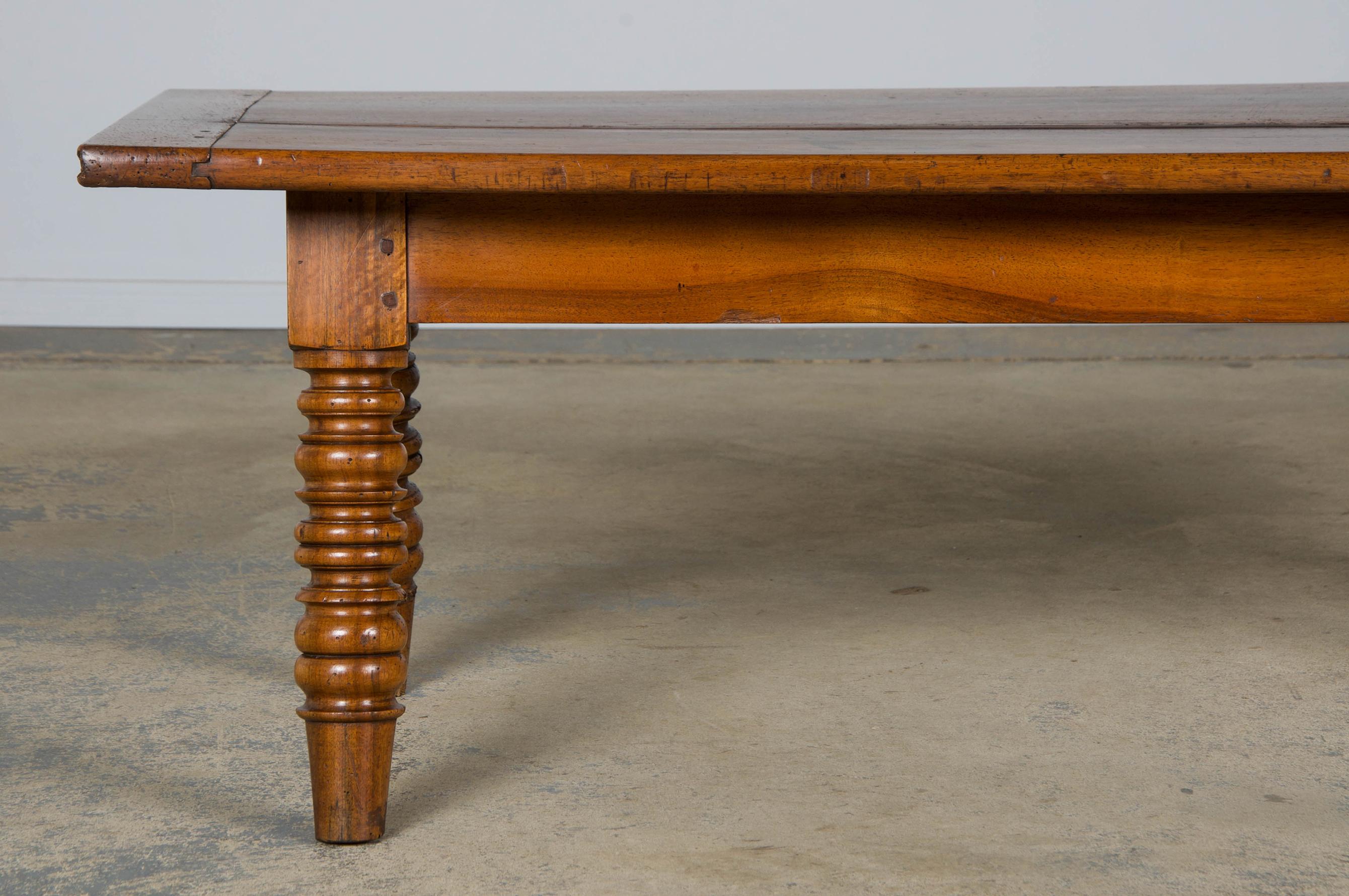 Francese Antique Country French Provincial Walnut Farmhouse Coffee Table in vendita