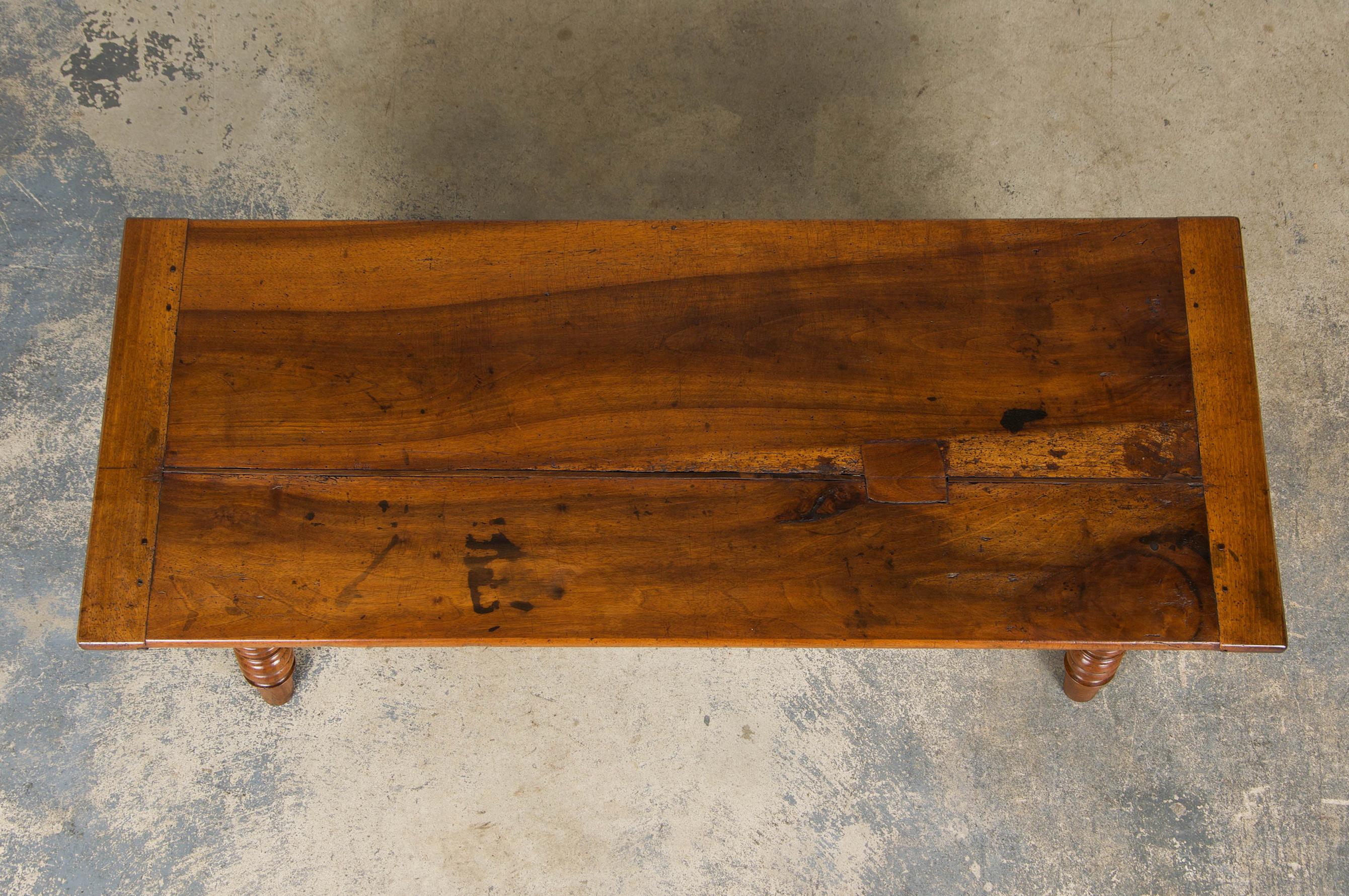 Intagliato a mano Antique Country French Provincial Walnut Farmhouse Coffee Table in vendita