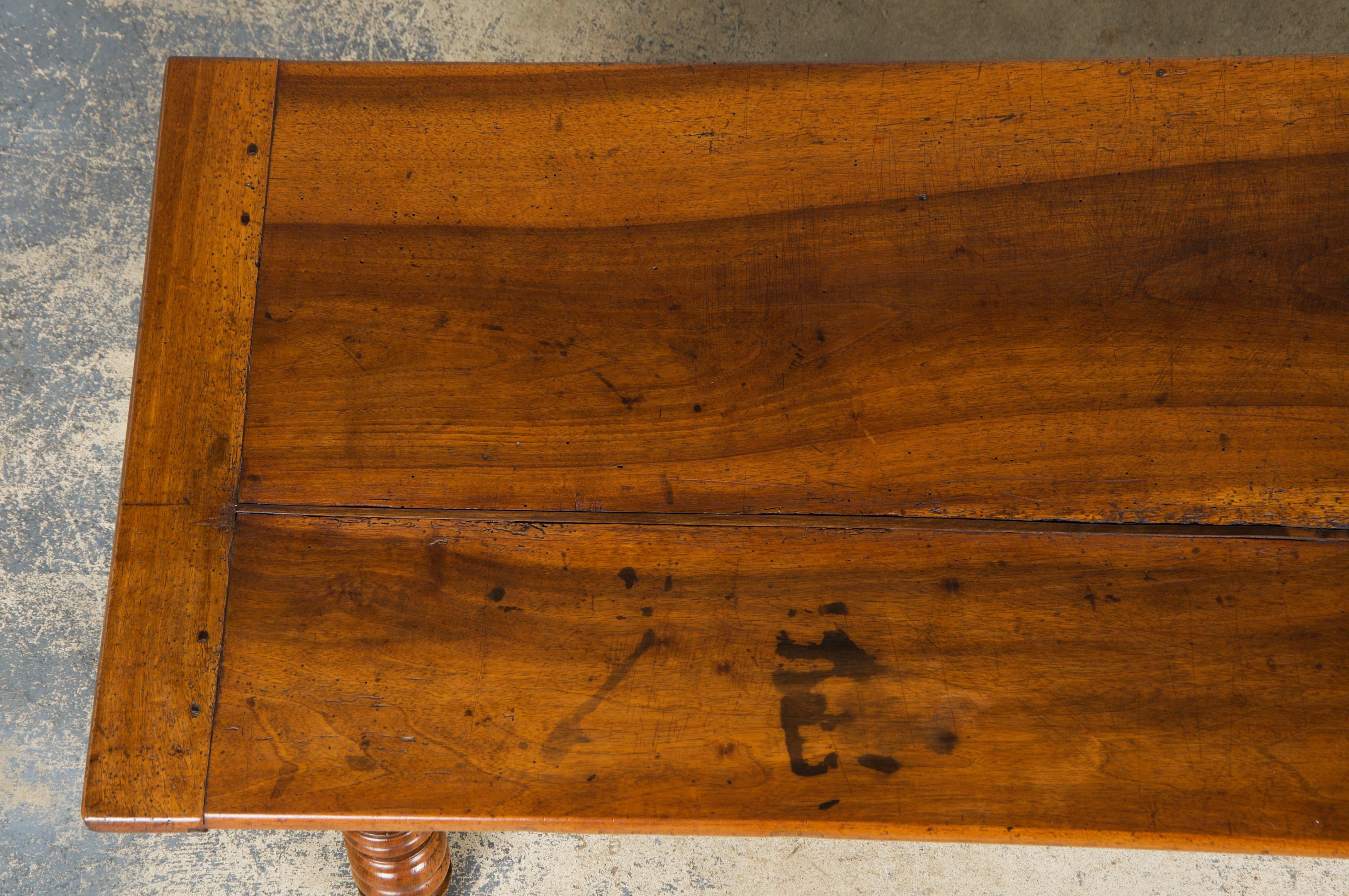 Antique Country French Provincial Walnut Farmhouse Coffee Table In condizioni buone in vendita a Astoria, NY