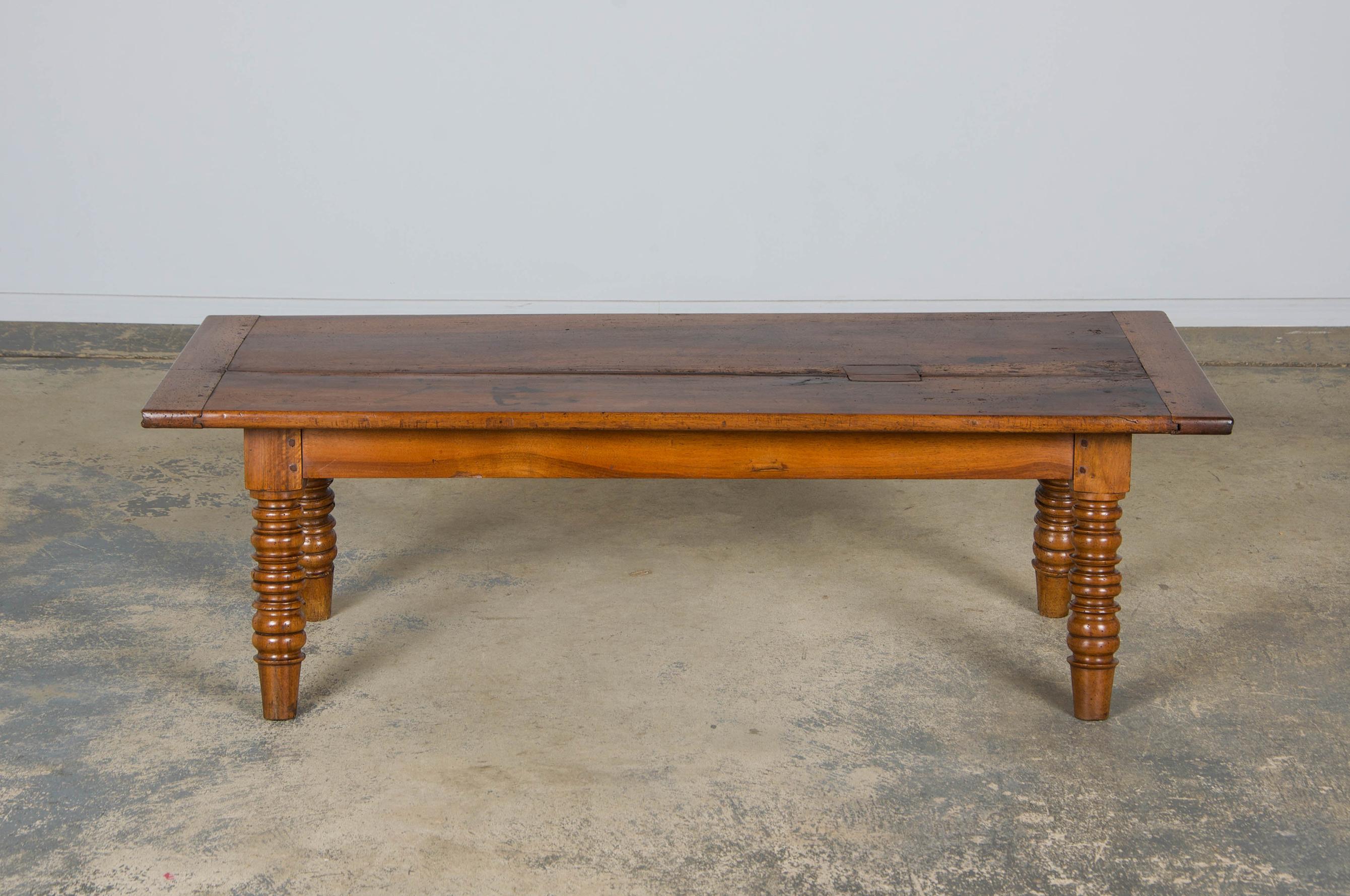 Noce Antique Country French Provincial Walnut Farmhouse Coffee Table in vendita