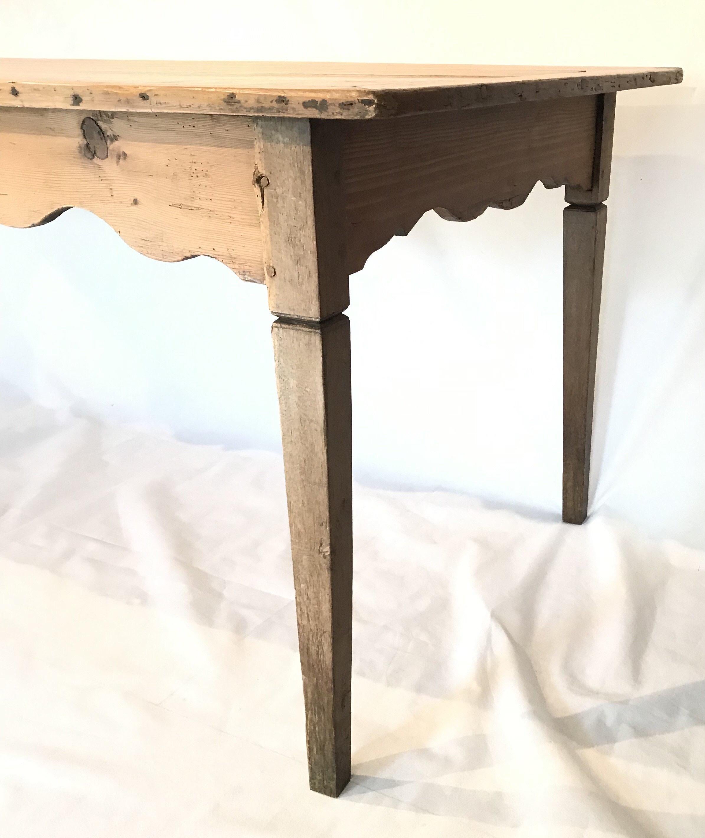 Very charming solid pine farmhouse table in very good condition with plenty of character dating from the 1860s and will seat 8 people in comfort. It stands on robust tapered legs. Gorgeous pine tabletop with wonderful aged patina.
Measures: Apron
