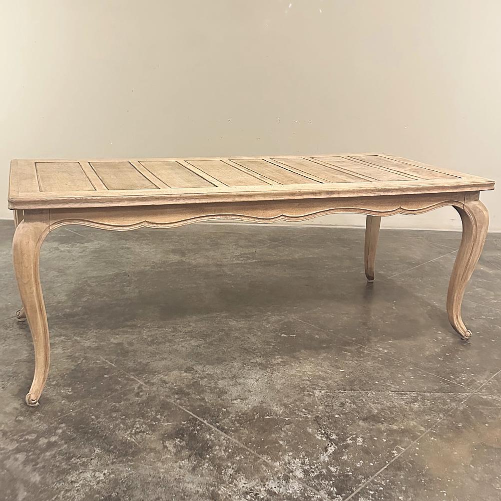Il tavolo da pranzo Antique French Stripped Fruitwood è stato realizzato a mano con un pregiato legno di frutta che gli conferisce un colore naturale più chiaro e pastoso rispetto ai tipici tavoli in noce o oak.  Le linee sartoriali si combinano con