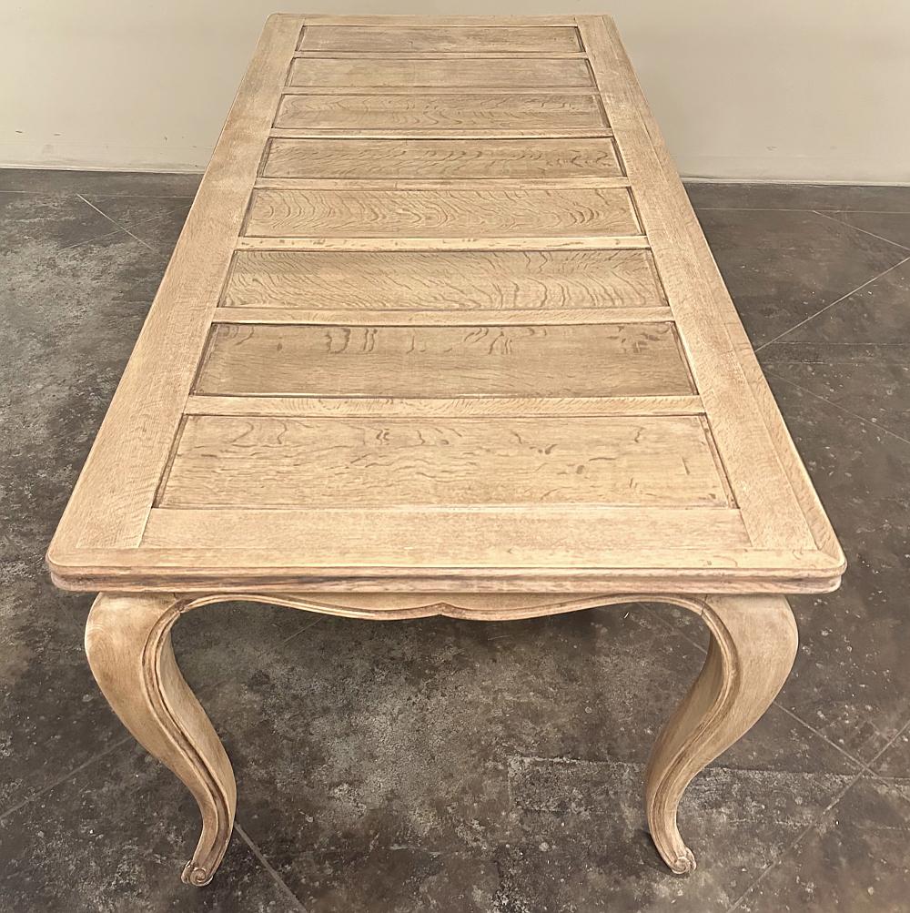 Legno di alberi da frutto Antico tavolo da pranzo in legno di frutta striato in stile country francese in vendita