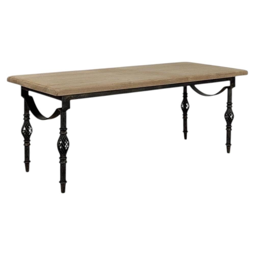 Table basse française rustique d'époque en chêne dépolie et fer forgé à la main