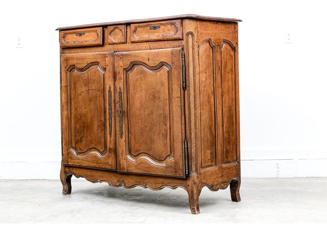 Armario Alto Tallado Antique Country French Provincial francés en venta