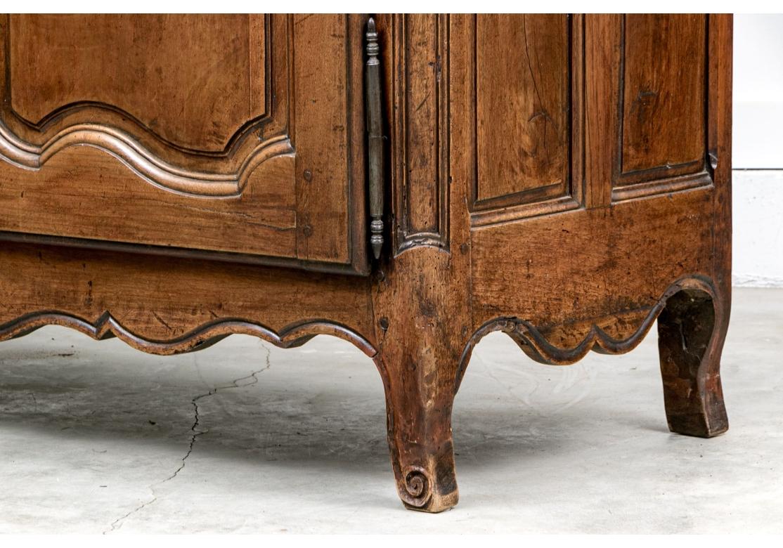 Armario Alto Tallado Antique Country French en Desgastado estado para la venta en Bridgeport, CT