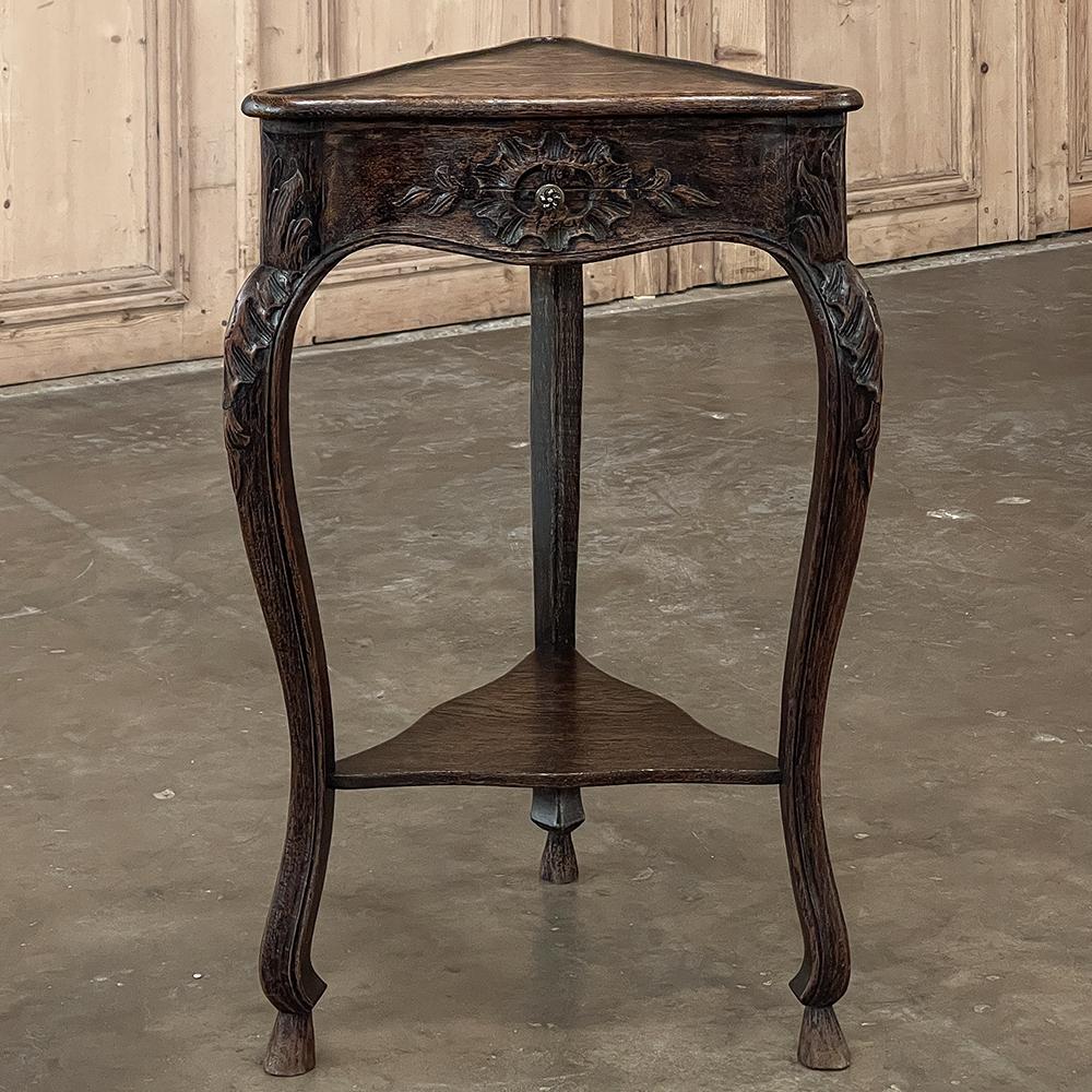 Antique Country French triangular lamp table will make a charming addition to your favorite seating group! Sculpted from solid old-growth oak, it features a gentle lip created by the molding around the triangular edge, underneath which appears the