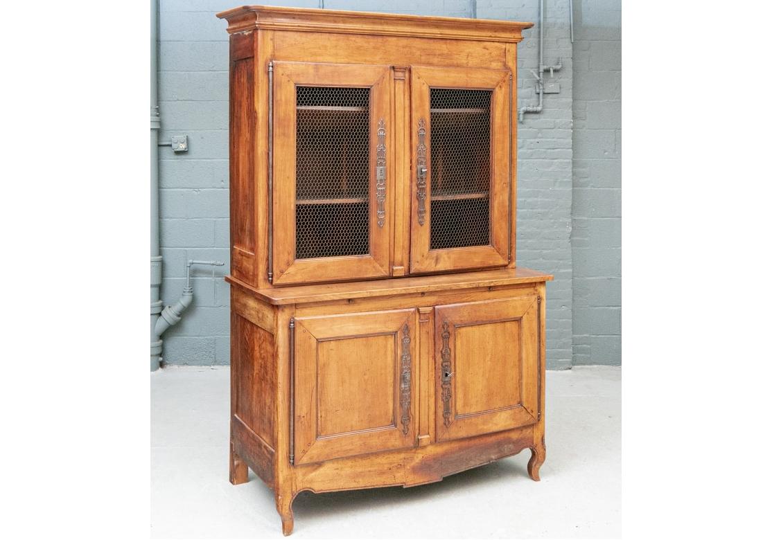 Antike Land Französisch Nussbaum Buffet A Deux Corps im Angebot 10