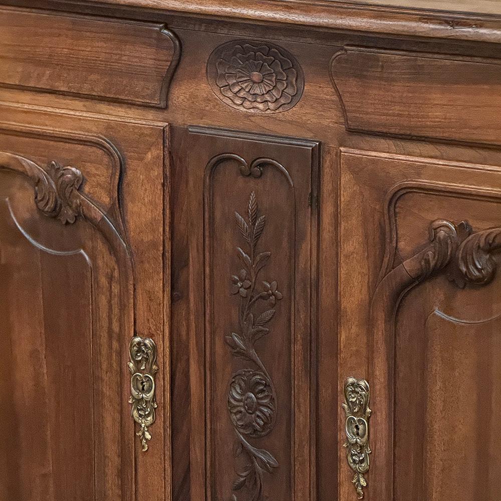 Antique Country French Buffet de Nogal ~ Credenza en venta 2
