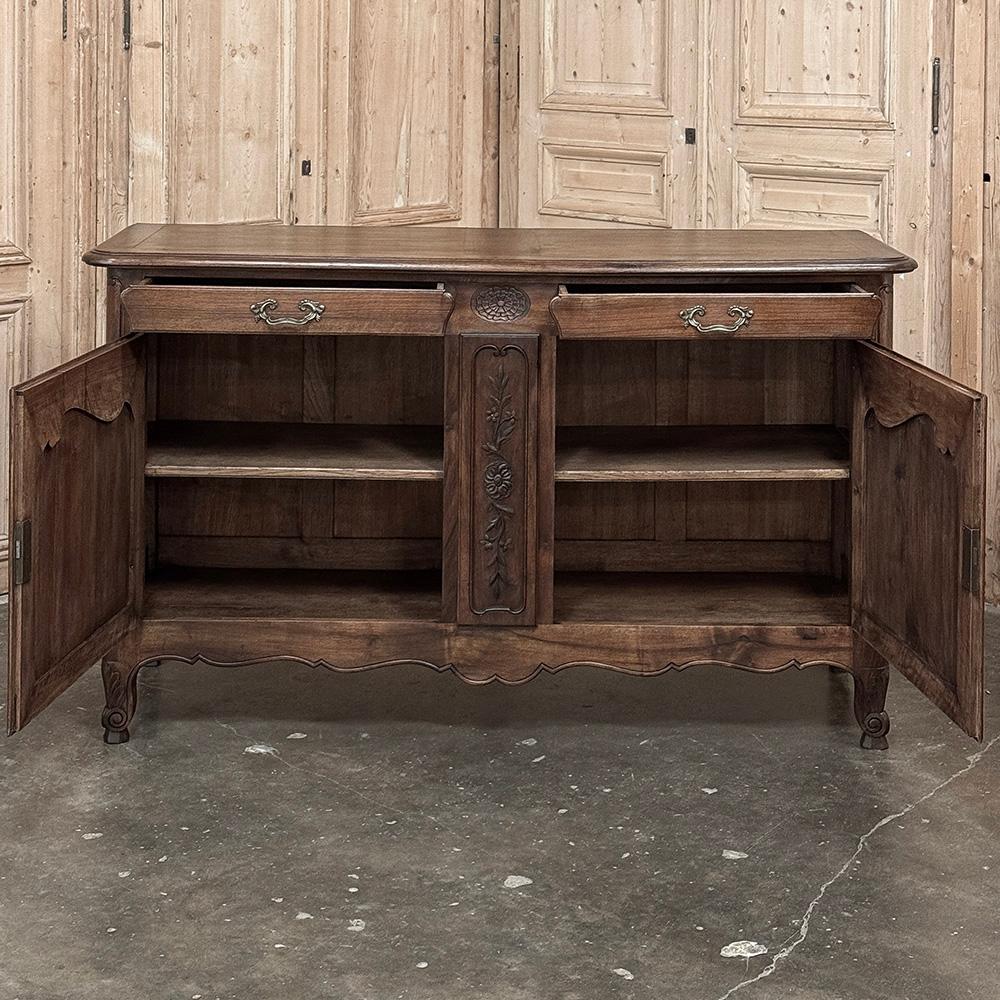 Antique Country French Buffet de Nogal ~ Credenza en venta 3
