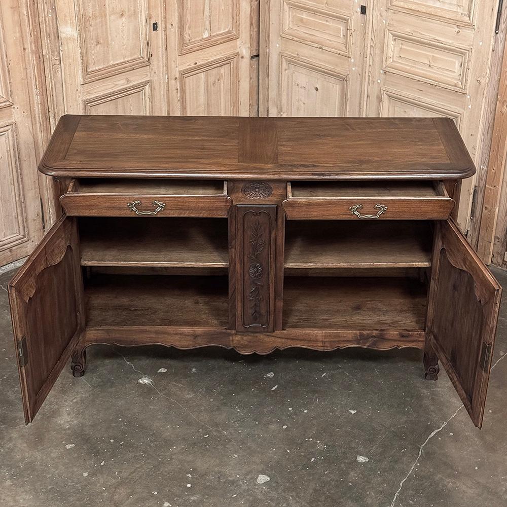 Antique Country French Buffet de Nogal ~ Credenza en venta 4