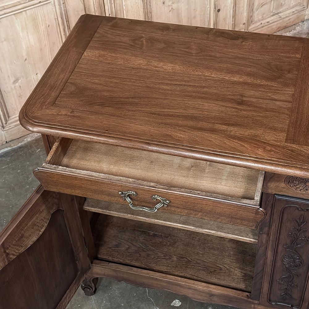 Antique Country French Buffet de Nogal ~ Credenza en venta 5