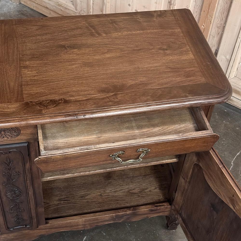 Antique Country French Buffet de Nogal ~ Credenza en venta 6