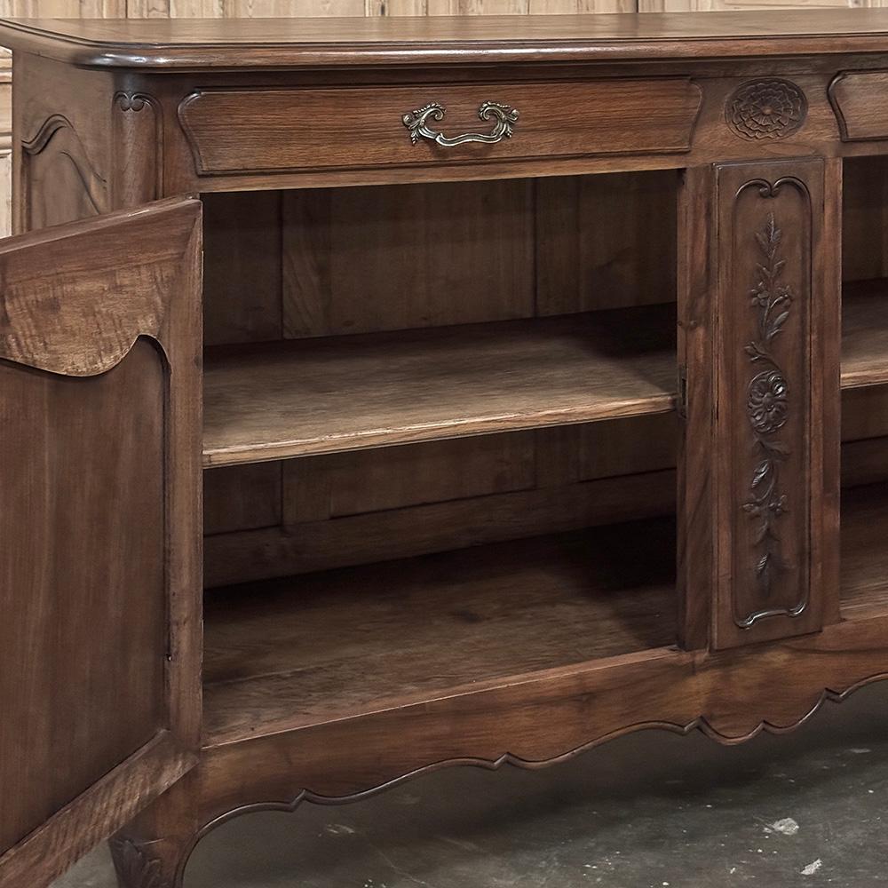 Antique Country French Buffet de Nogal ~ Credenza en venta 8