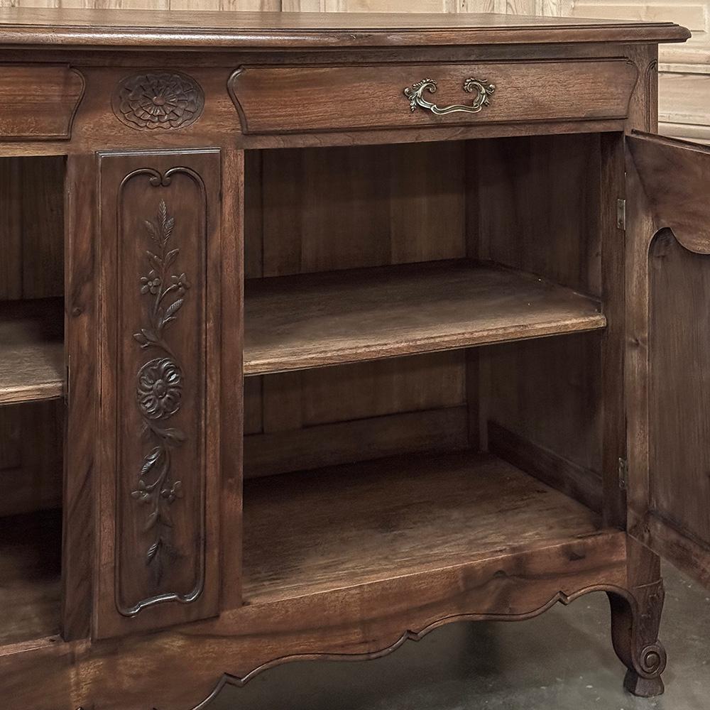 Antique Country French Buffet de Nogal ~ Credenza en venta 9