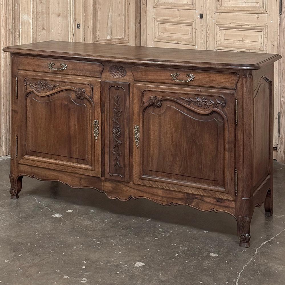 Antique Country French Walnut Buffet ~ Credenza es un encantador ejemplo de la excelencia artesanal exhibida por los franceses, ¡incluso en las pequeñas empresas de producción dispersas por todo el país!  Utilizando el preciado nogal autóctono, los