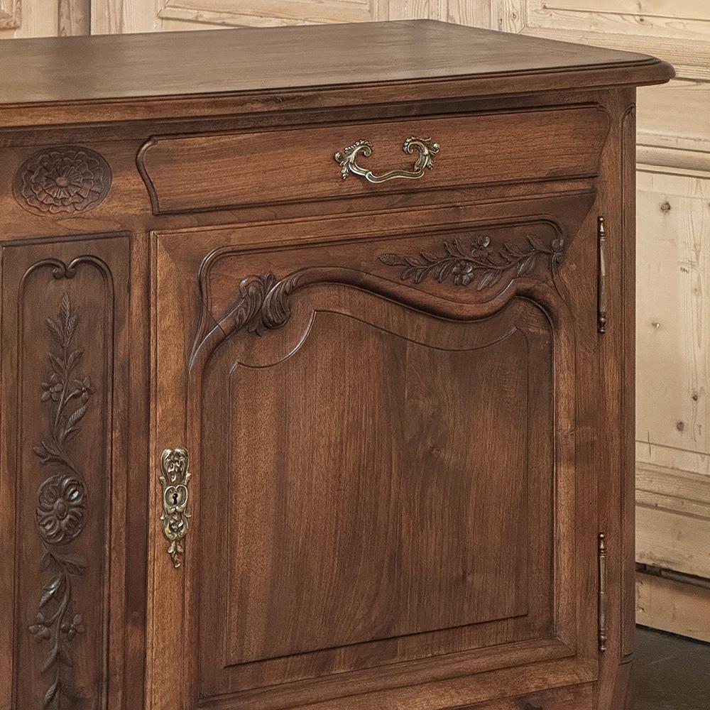 Antique Country French Buffet de Nogal ~ Credenza Tallado a mano en venta