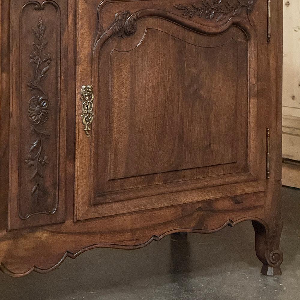 Antique Country French Buffet de Nogal ~ Credenza en Bueno estado para la venta en Dallas, TX