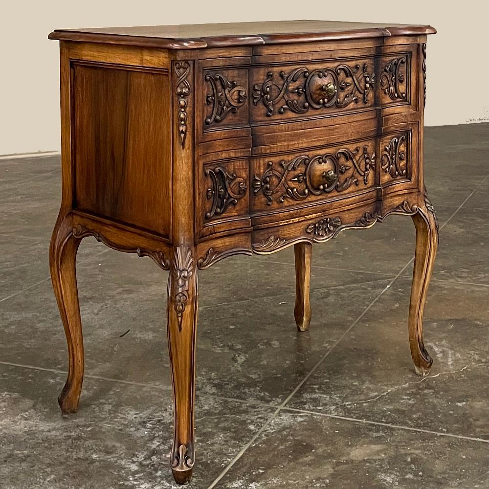 Antique Country French Walnut Commode In Good Condition For Sale In Dallas, TX