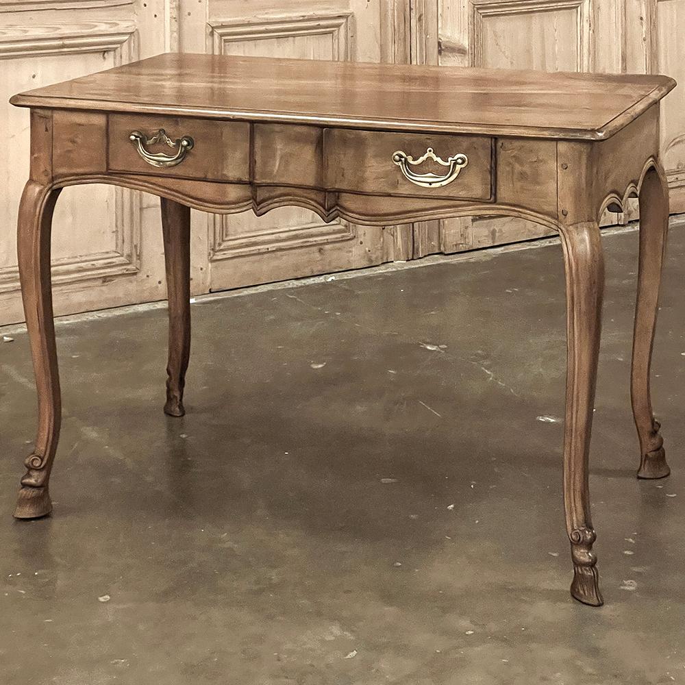 L'Antique French Walnut Desk ~ Writing Table è un pezzo classico dall'eleganza sobria, perfetto per completare un ufficio in casa, come tavolino da toilette o anche dietro un divano.  Realizzato in noce pregiato, presenta un piano rettangolare
