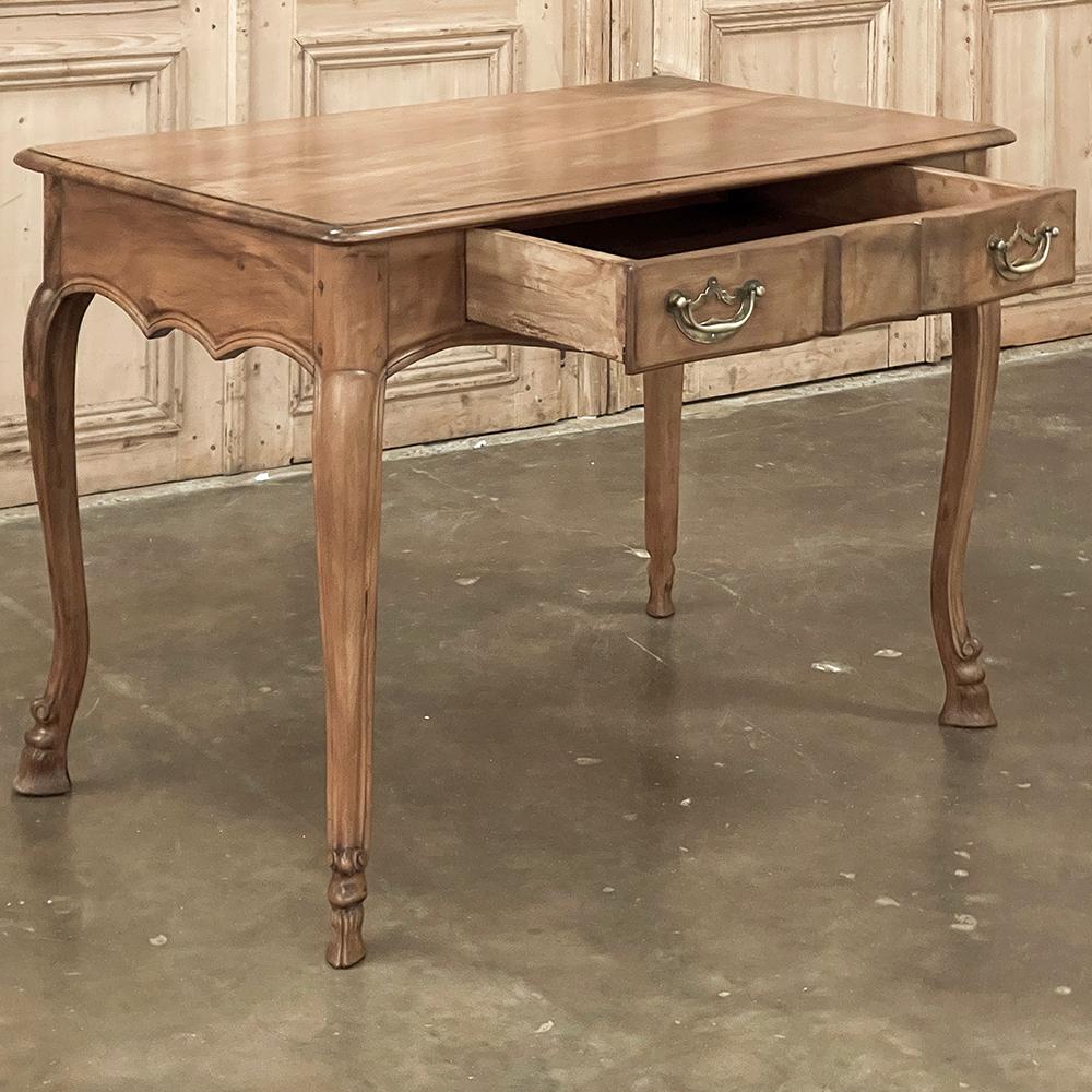 Fatto a mano Antique French Walnut Desk ~ Tavolo da scrittura in vendita