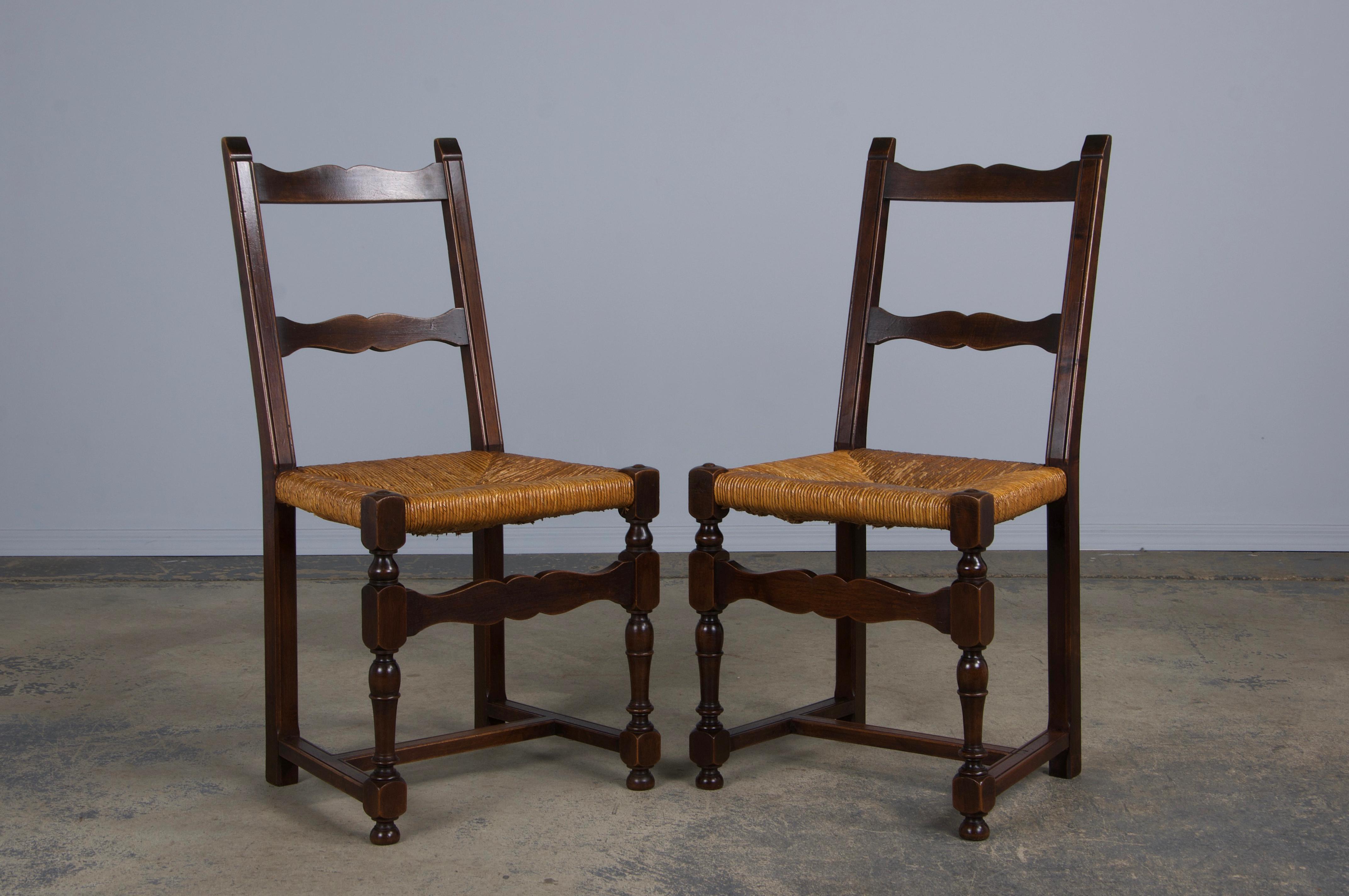 Antique French Walnut Ladder Back Rush Seats Dining Chairs - Set of 8 In condizioni buone a Astoria, NY