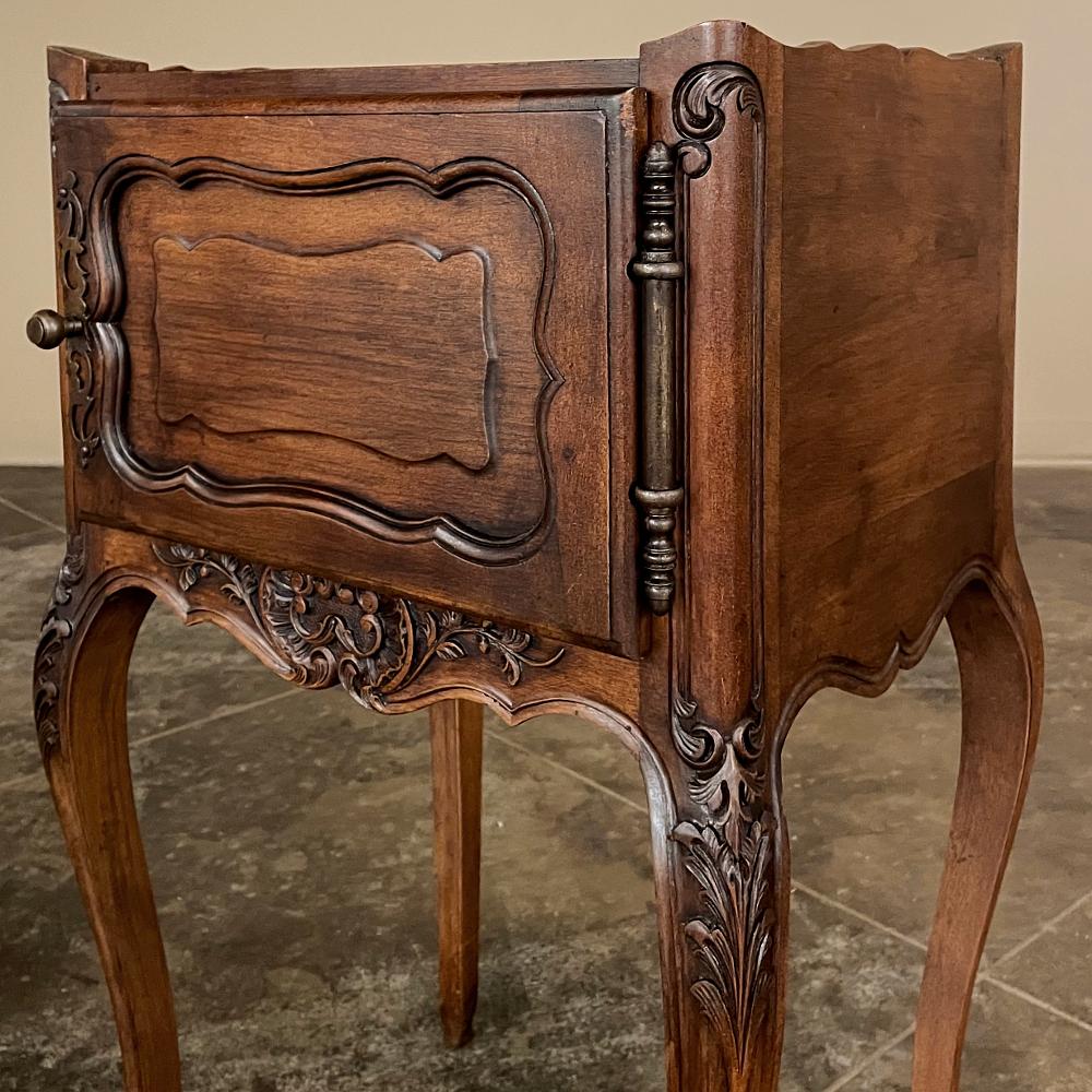 Antique Country French Walnut Nightstand, End Table In Good Condition For Sale In Dallas, TX