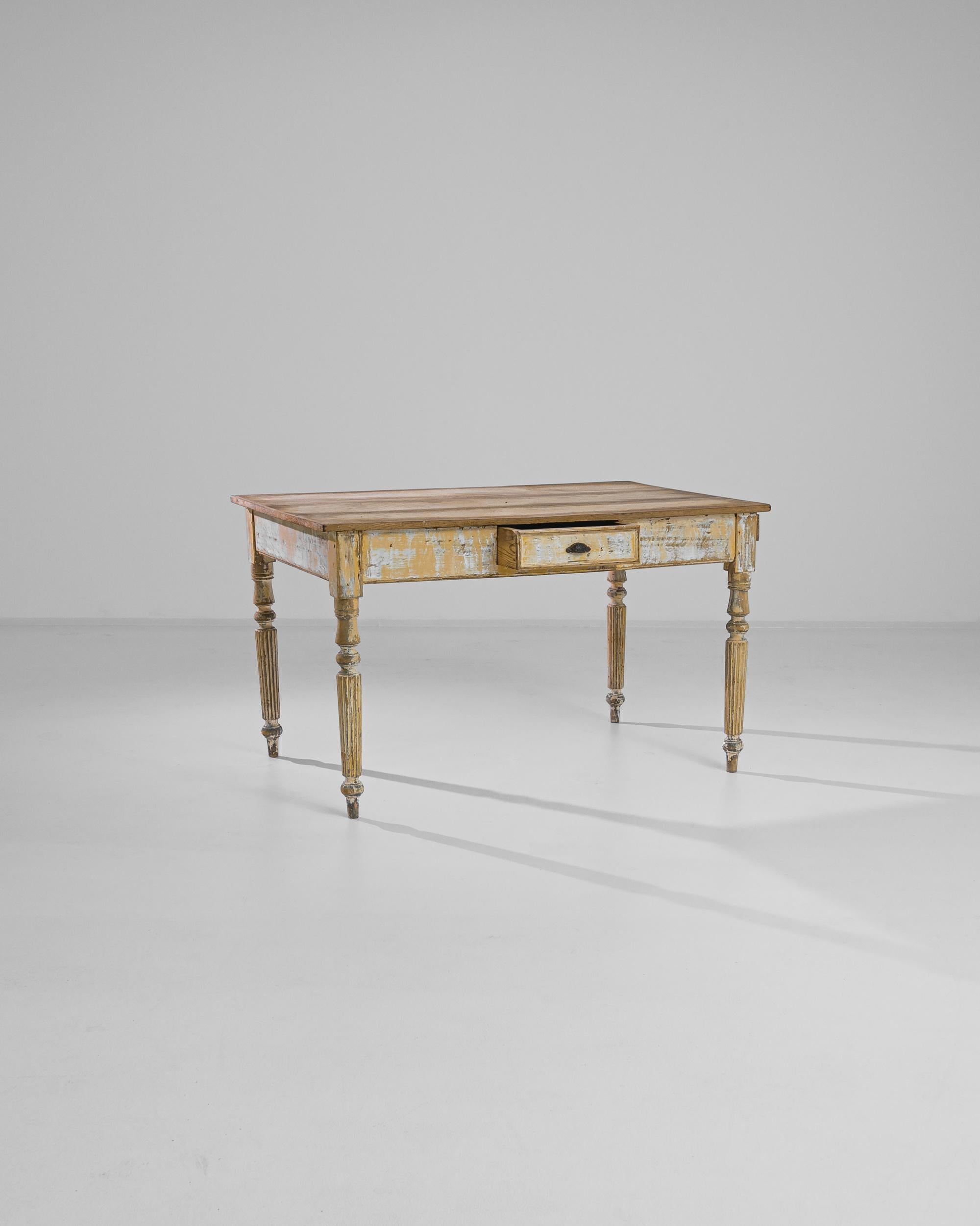 Antiker französischer patinierter Holztisch im Landhausstil im Angebot 1
