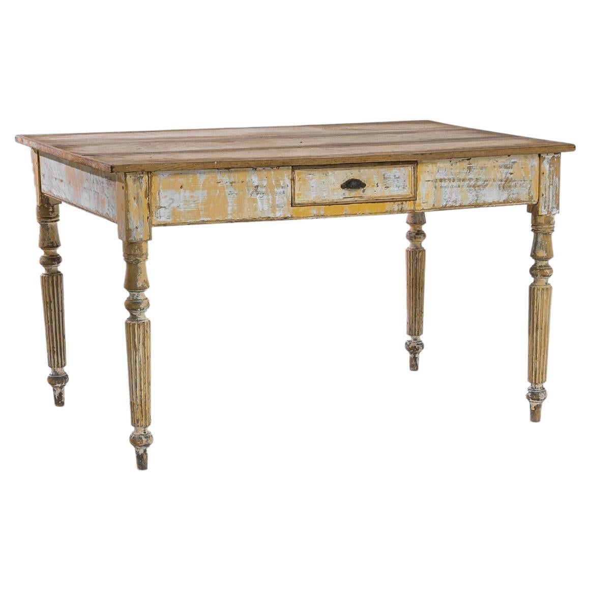 Antiker französischer patinierter Holztisch im Landhausstil im Angebot