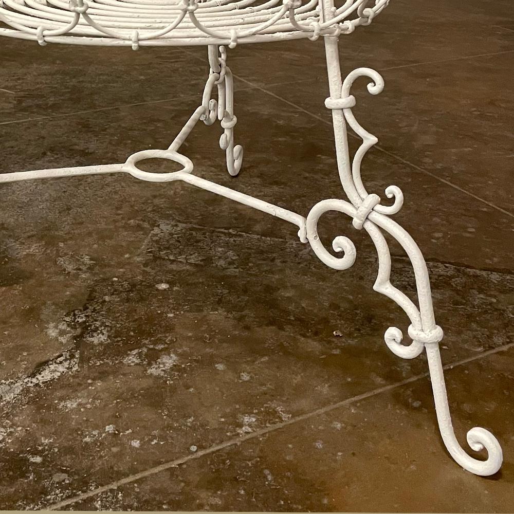 La jardinera de hierro forjado francés antiguo de tres pisos ~ Jardiniere es una forma espléndida de añadir un acento decorativo a tu zona de entretenimiento exterior, jardín o incluso interior! El hierro forjado hábilmente presenta abundantes