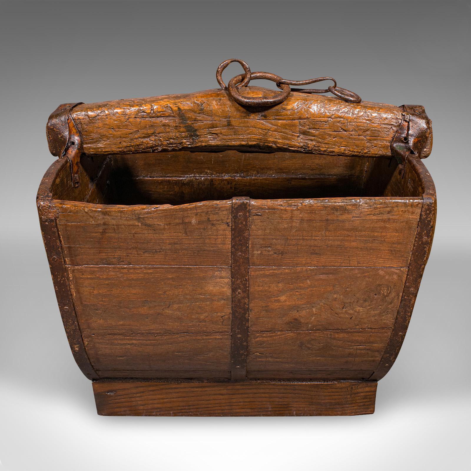 Se trata de un encantador cubo de pozo antiguo de la época georgiana, que ofrece un atractivo rústico y un uso versátil, circa 1800. Esta antigüedad, fabricada por el propietario, muestra un magnífico trabajo artesanal, con una pátina deliciosamente