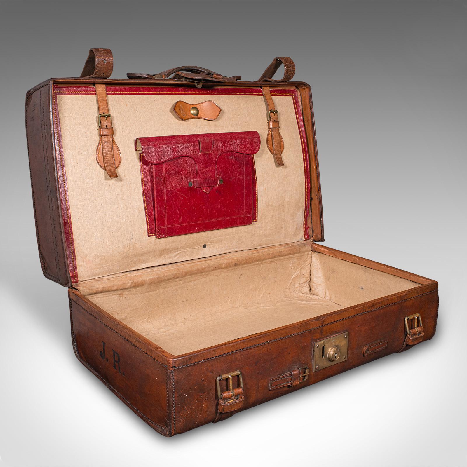 Se trata de una maleta antigua de caballero de campo. Maletín de viaje escocés de cuero, de la época eduardiana, hacia 1910.

Magnífico ejemplar de generosas proporciones e interior bien equipado
Muestra una deseable pátina envejecida y en buen